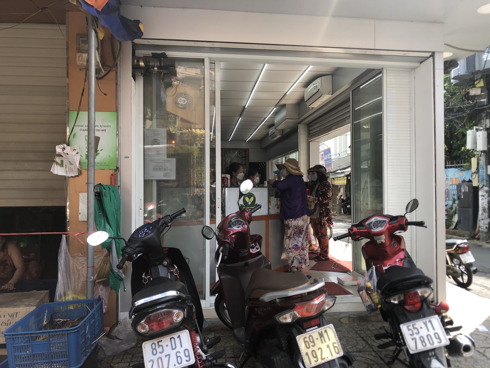 Người dân vẫn ra đường đông bất chấp Chỉ thị 16 và 16 tăng cường