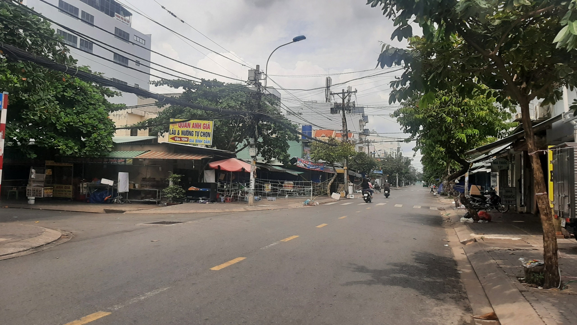 TP HCM: Đường phố vắng vẻ trong ngày đầu siết chặt các biện pháp phòng dịch TP HCM: Đường phố vắng vẻ trong ngày đầu siết chặt các biện pháp phòng dịch