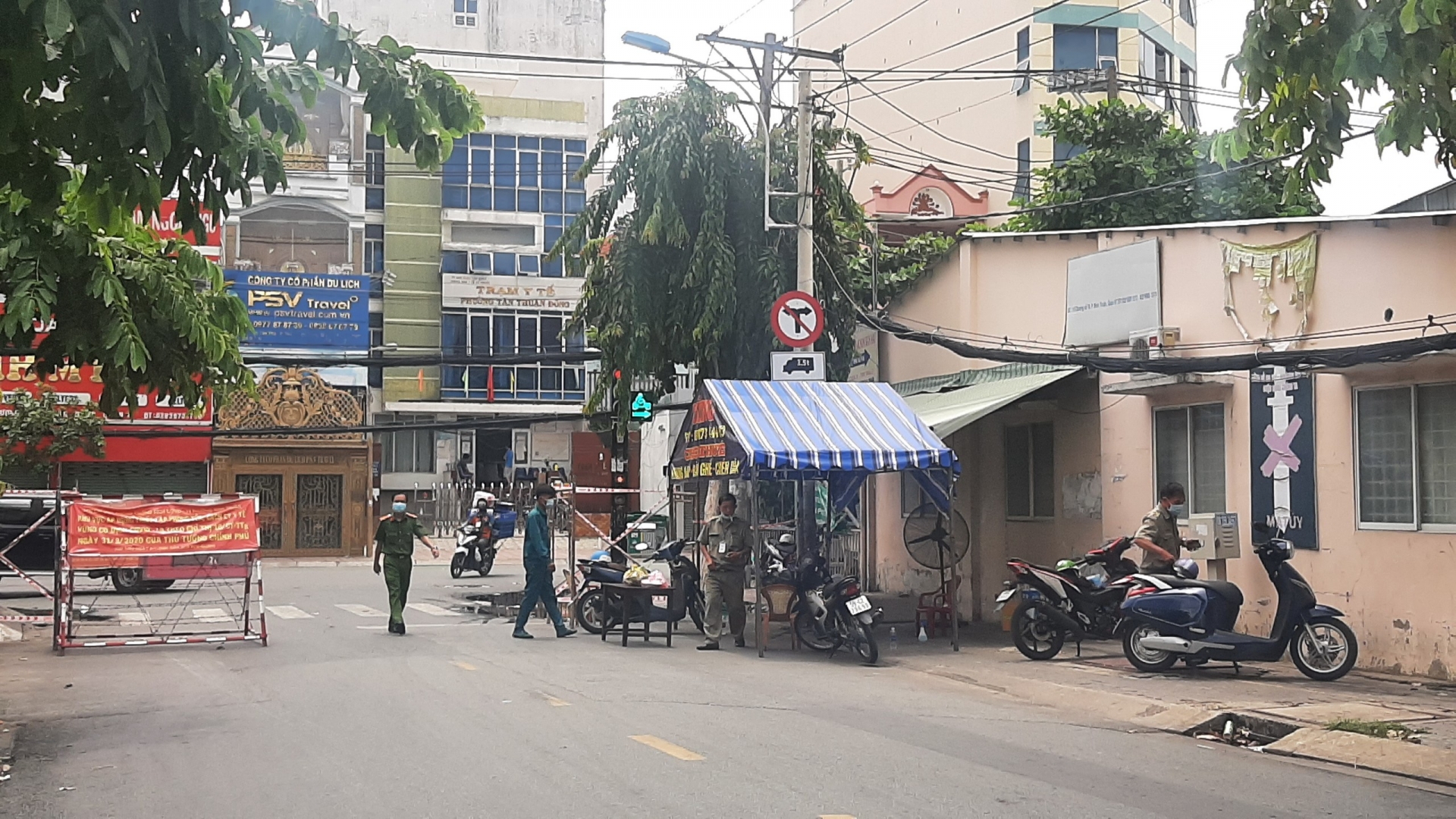 TP HCM: Đường phố vắng vẻ trong ngày đầu siết chặt các biện pháp phòng dịch TP HCM: Đường phố vắng vẻ trong ngày đầu siết chặt các biện pháp phòng dịch