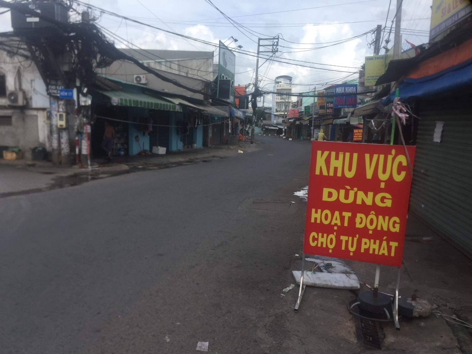 TP HCM: Đường phố vắng vẻ trong ngày đầu siết chặt các biện pháp phòng dịch TP HCM: Đường phố vắng vẻ trong ngày đầu siết chặt các biện pháp phòng dịch