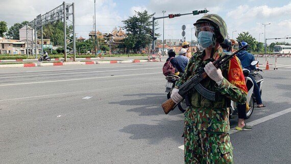 TP HCM: Đường phố vắng vẻ trong ngày đầu siết chặt các biện pháp phòng dịch TP HCM: Đường phố vắng vẻ trong ngày đầu siết chặt các biện pháp phòng dịch