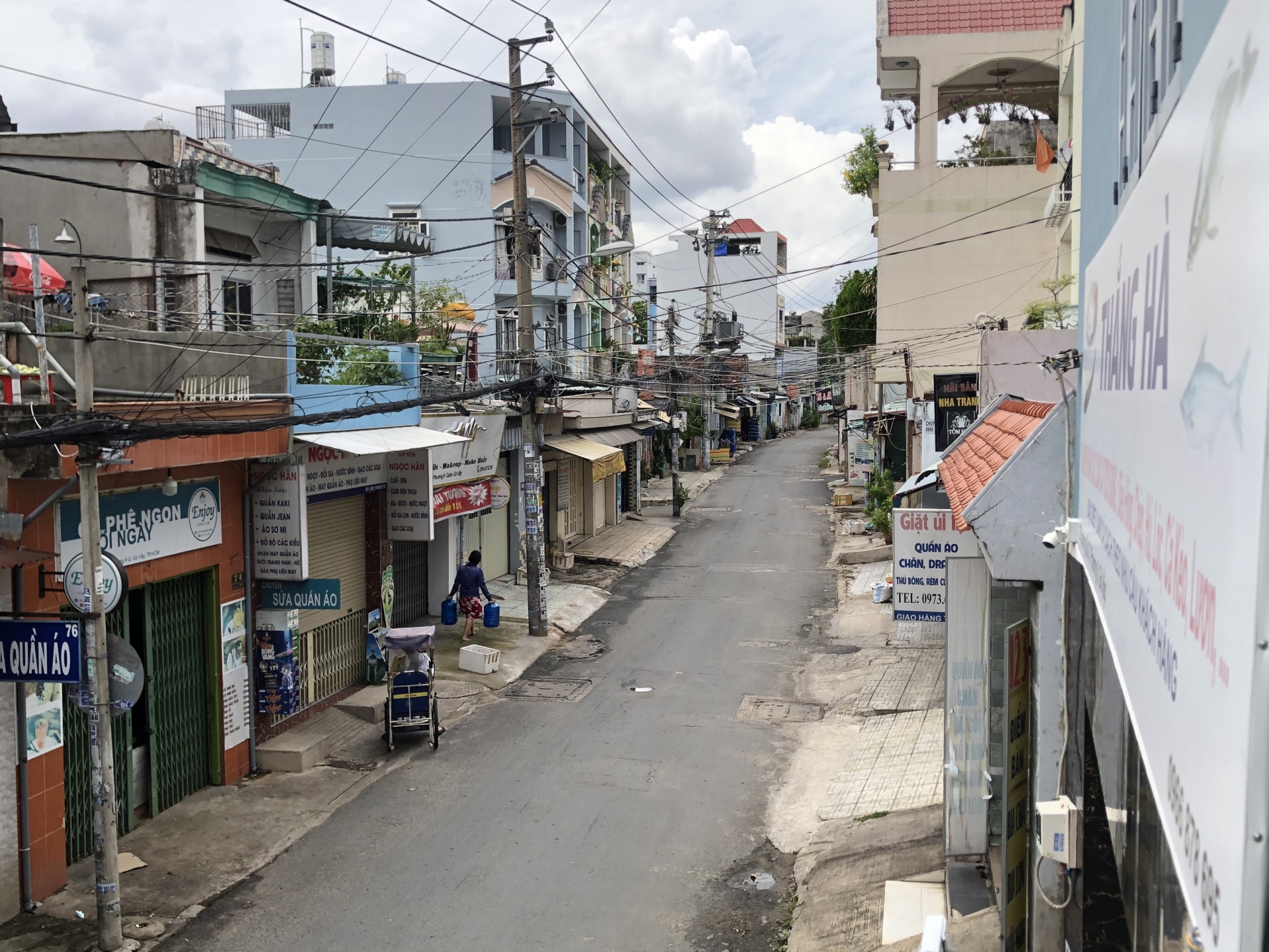 TP HCM: Đường phố vắng vẻ trong ngày đầu siết chặt các biện pháp phòng dịch TP HCM: Đường phố vắng vẻ trong ngày đầu siết chặt các biện pháp phòng dịch