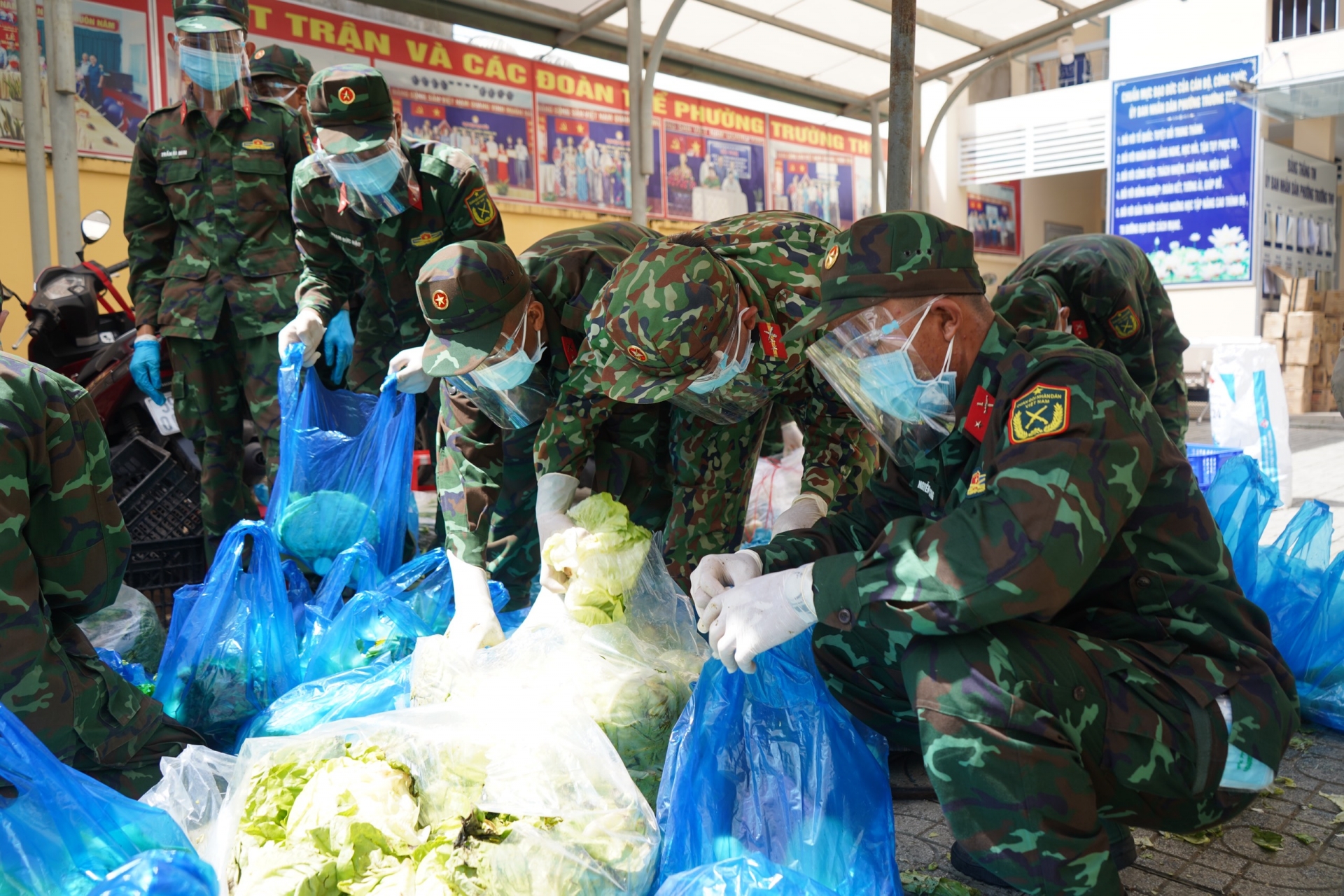 TP HCM: Chiến sĩ bộ đội mang nhu yếu phẩm đến tận nhà người dân khó khăn