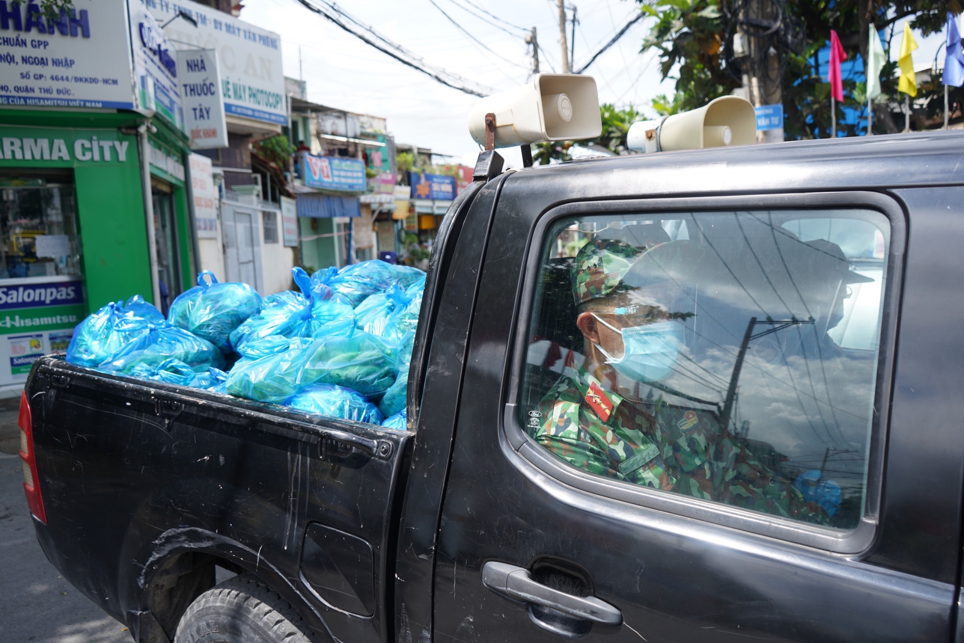 TP HCM: Chiến sĩ bộ đội mang nhu yếu phẩm đến tận nhà người dân khó khăn
