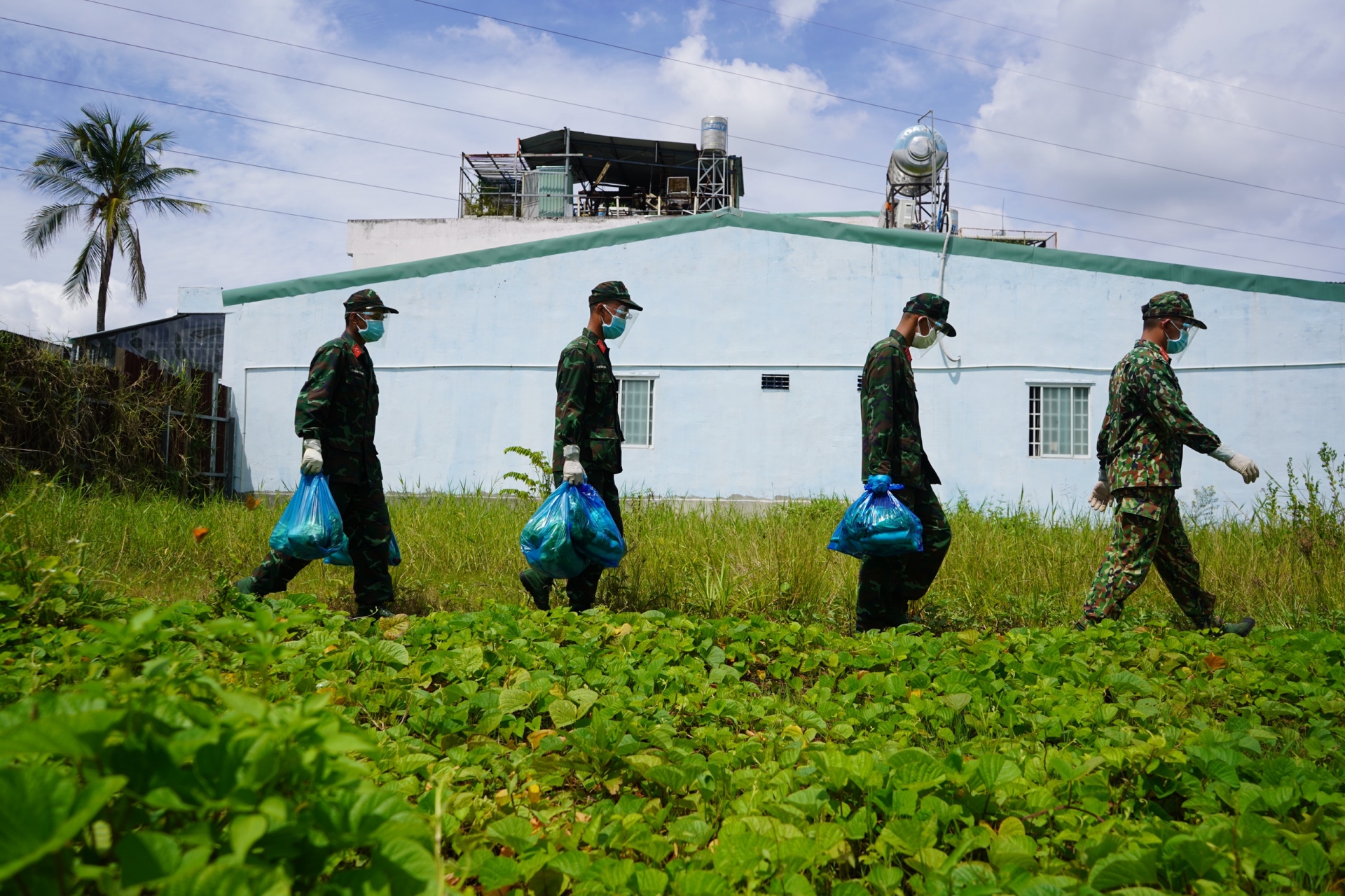 TP HCM: Chiến sĩ bộ đội mang nhu yếu phẩm đến tận nhà người dân khó khăn