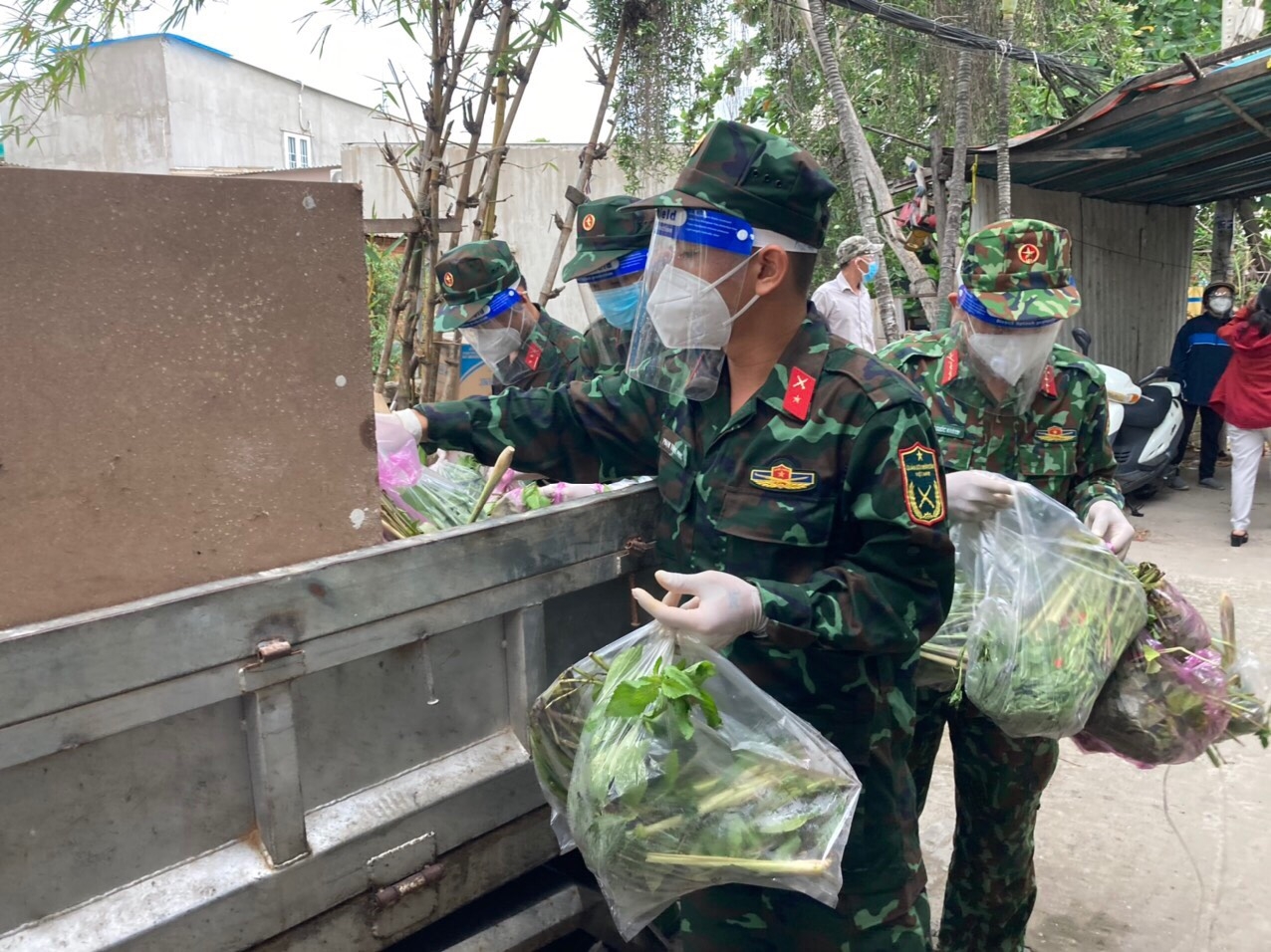 TP HCM: Chiến sĩ bộ đội mang nhu yếu phẩm đến tận nhà người dân khó khăn