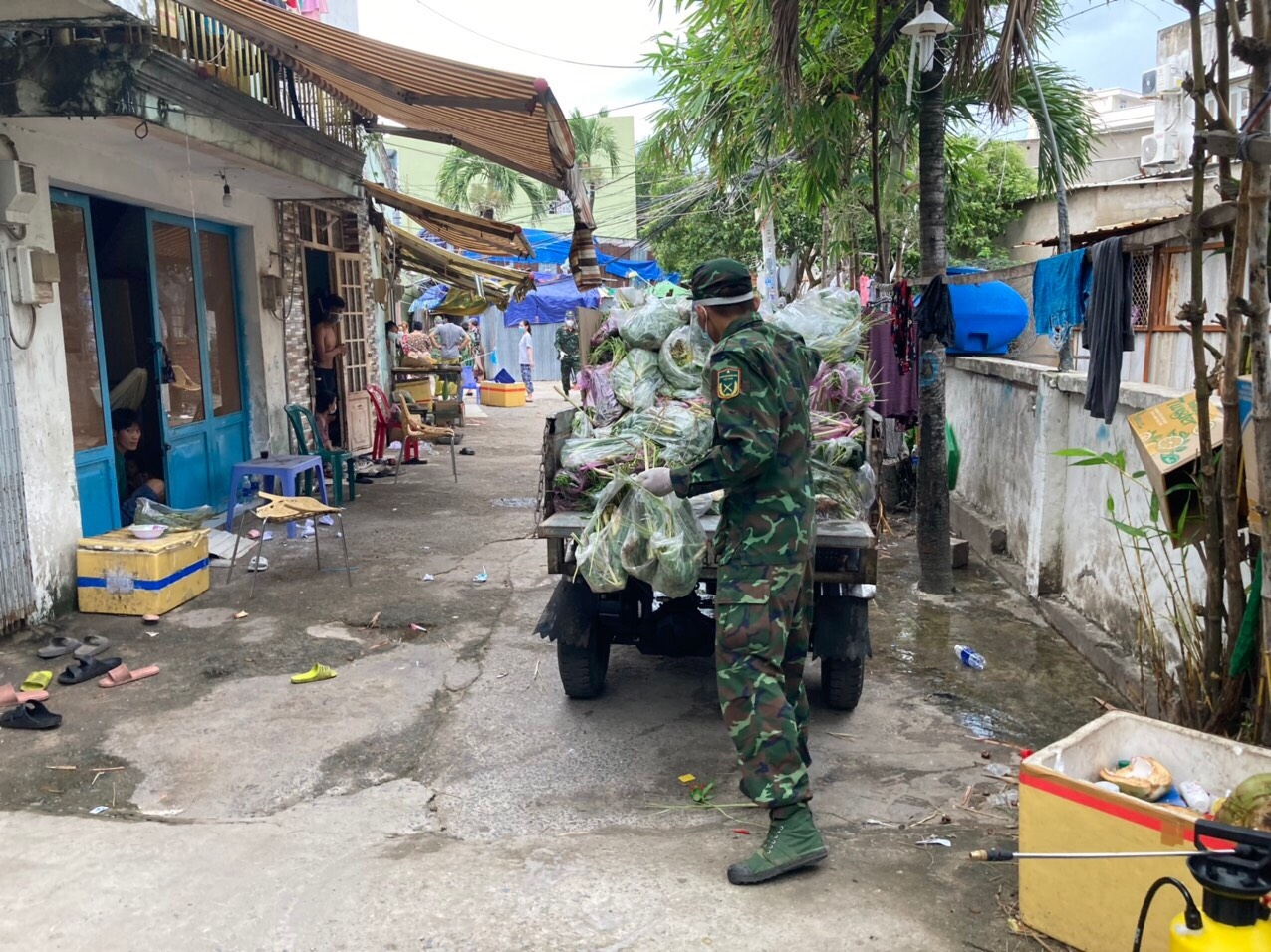 TP HCM: Chiến sĩ bộ đội mang nhu yếu phẩm đến tận nhà người dân khó khăn