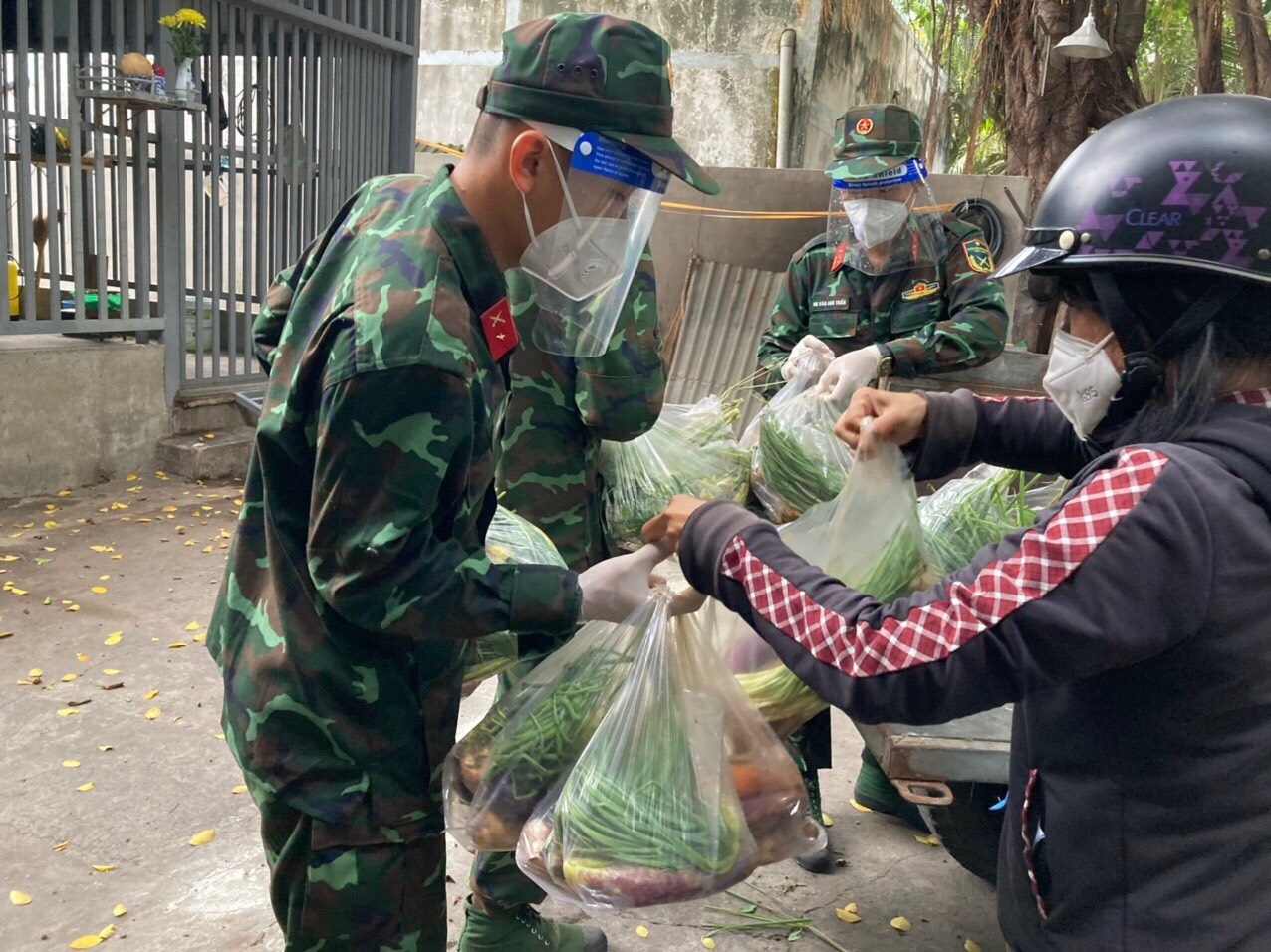TP HCM: Chiến sĩ bộ đội mang nhu yếu phẩm đến tận nhà người dân khó khăn