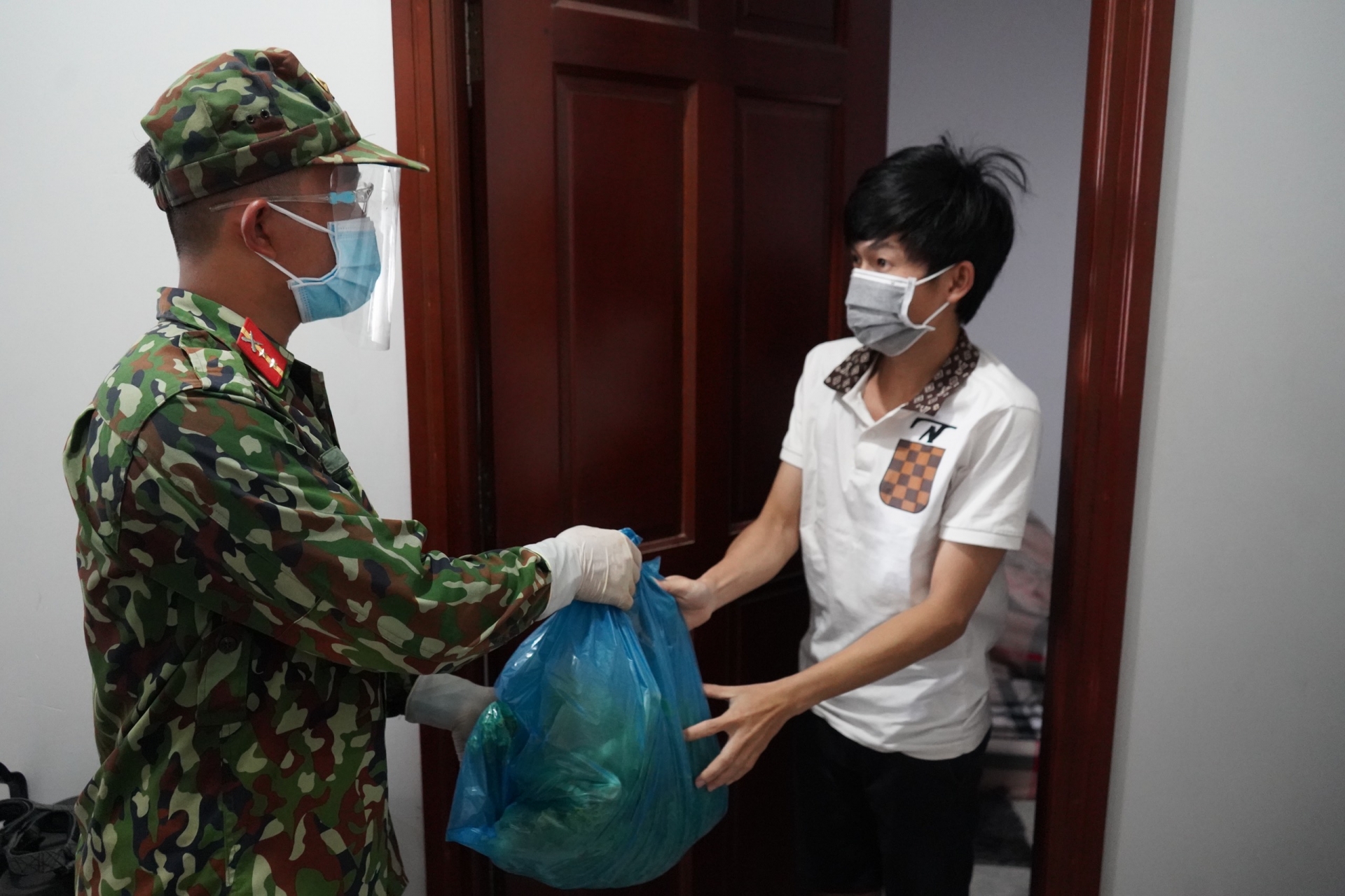 TP HCM: Chiến sĩ bộ đội mang nhu yếu phẩm đến tận nhà người dân khó khăn