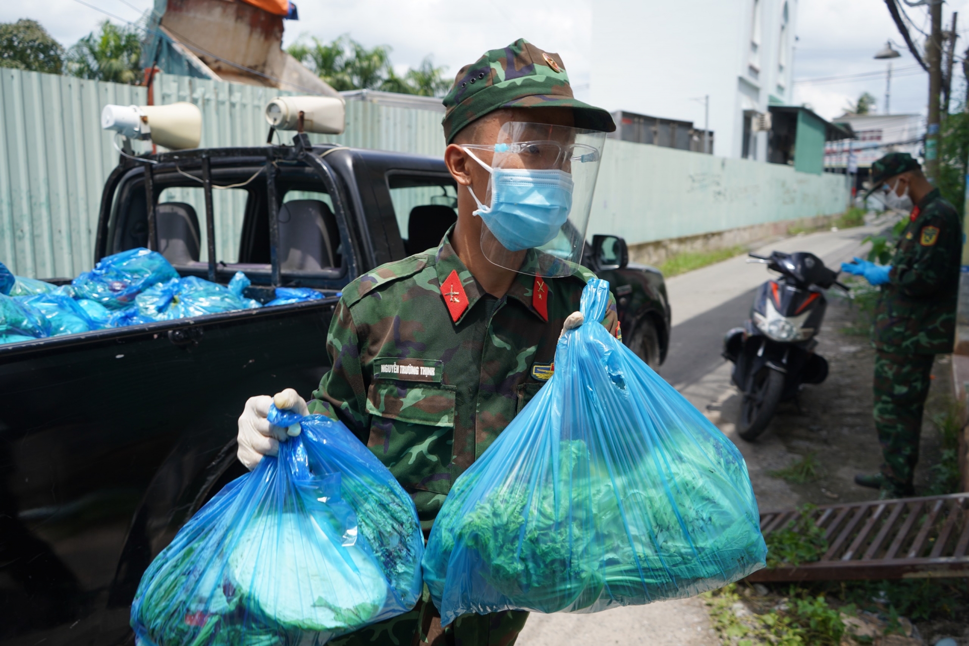 Người lao động mừng vì được chính quyền và bộ đội hỗ trợ nhu yếu phẩm Người lao động mừng vì được chính quyền và bộ đội hỗ trợ nhu yếu phẩm