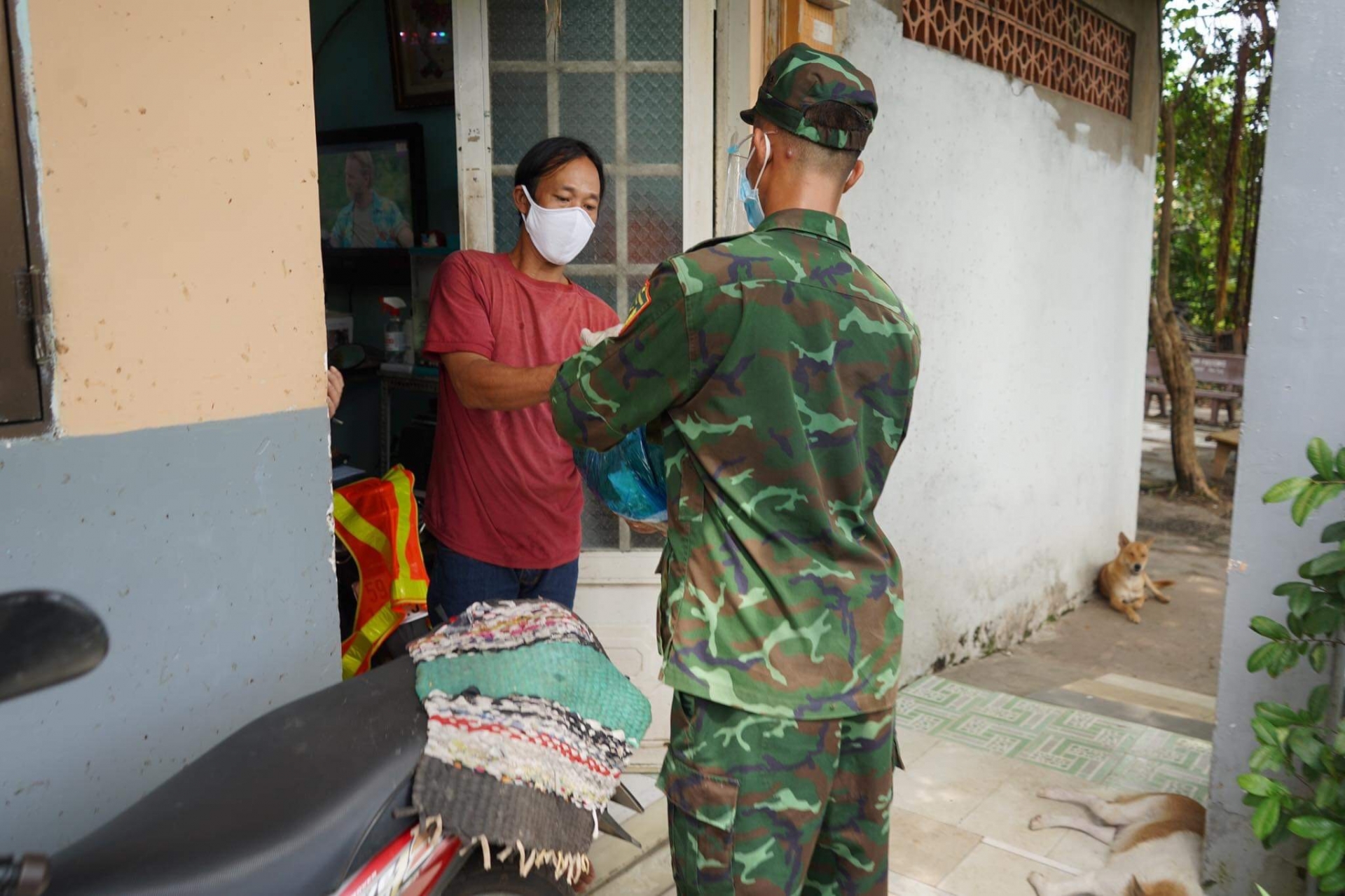 Người lao động mừng vì được chính quyền và bộ đội hỗ trợ nhu yếu phẩm Người lao động mừng vì được chính quyền và bộ đội hỗ trợ nhu yếu phẩm