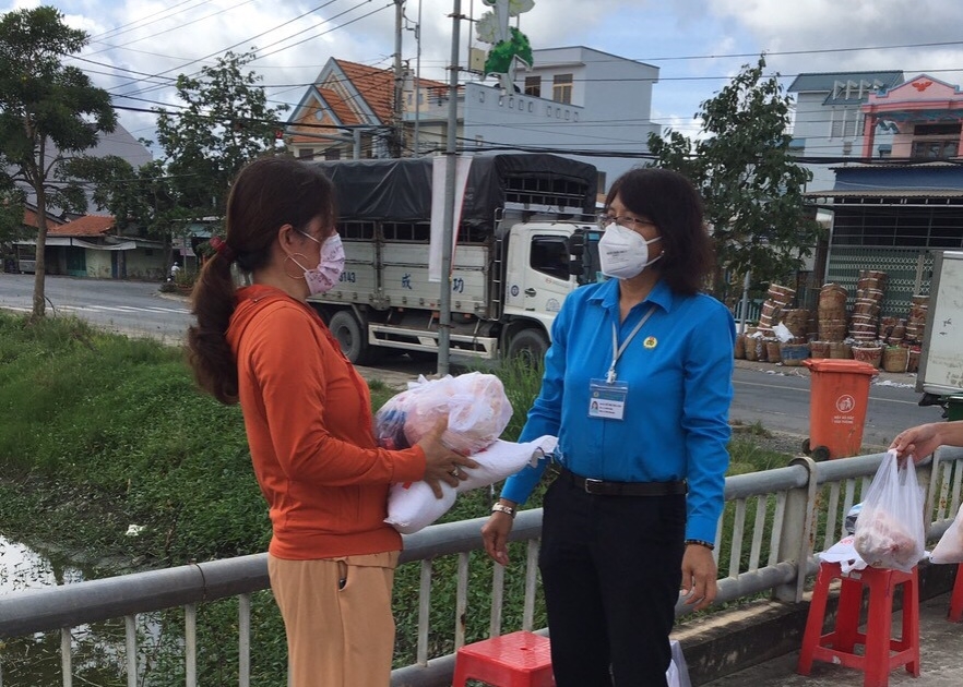 Công nhân xúc động vì bất ngờ nhận được quà từ Công đoàn trong mùa dịch Công nhân xúc động vì bất ngờ nhận được quà từ Công đoàn trong mùa dịch