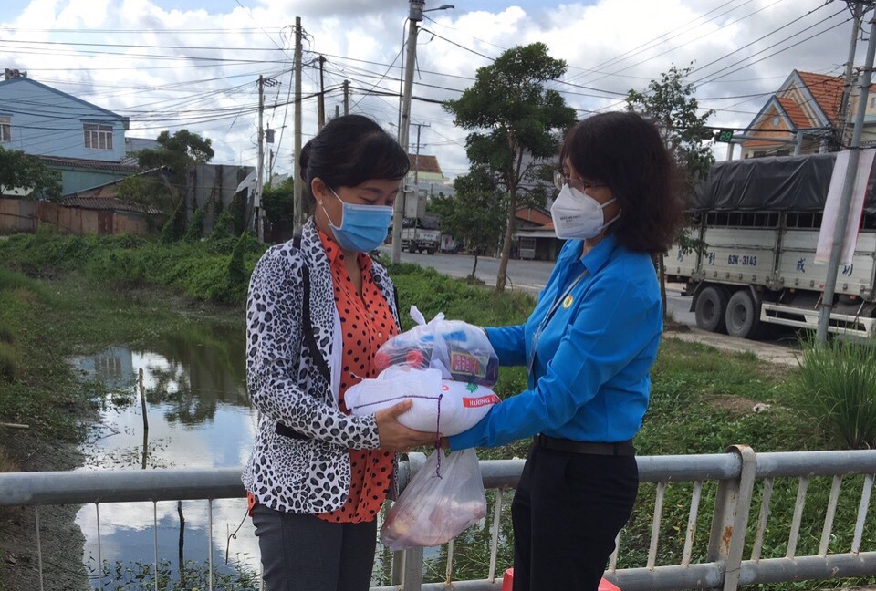 Công nhân xúc động vì bất ngờ nhận được quà từ Công đoàn trong mùa dịch Công nhân xúc động vì bất ngờ nhận được quà từ Công đoàn trong mùa dịch