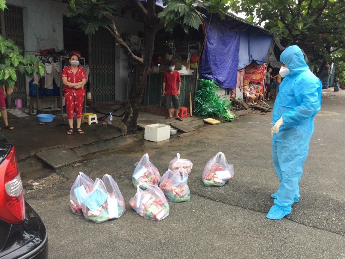 Cán bộ Công đoàn Bình Dương không ngại vất vả hỗ trợ nhu yếu phẩm cho người lao động Cán bộ Công đoàn Bình Dương không ngại vất vả hỗ trợ nhu yếu phẩm cho người lao động