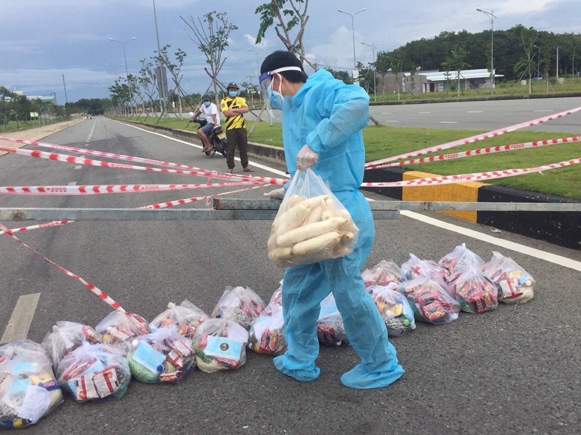 Cán bộ Công đoàn Bình Dương không ngại vất vả hỗ trợ nhu yếu phẩm cho người lao động Cán bộ Công đoàn Bình Dương không ngại vất vả hỗ trợ nhu yếu phẩm cho người lao động