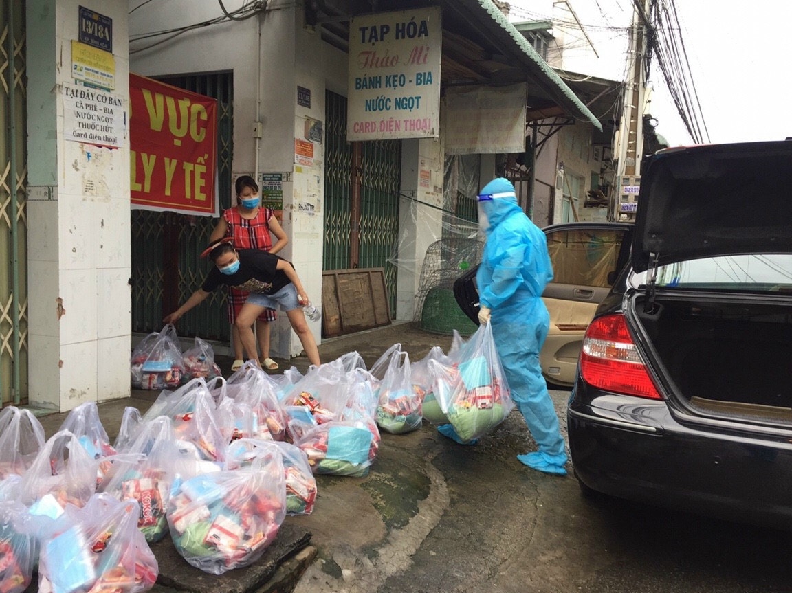 Cán bộ Công đoàn Bình Dương không ngại vất vả hỗ trợ nhu yếu phẩm cho người lao động Cán bộ Công đoàn Bình Dương không ngại vất vả hỗ trợ nhu yếu phẩm cho người lao động