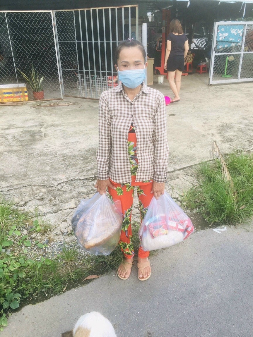 Cán bộ Công đoàn Bình Dương không ngại vất vả hỗ trợ nhu yếu phẩm cho người lao động Cán bộ Công đoàn Bình Dương không ngại vất vả hỗ trợ nhu yếu phẩm cho người lao động