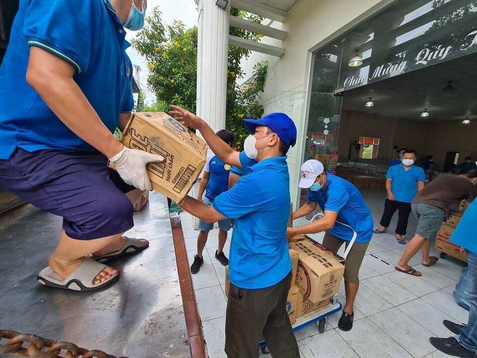 Cán bộ Công đoàn Bình Dương không ngại vất vả hỗ trợ nhu yếu phẩm cho người lao động Cán bộ Công đoàn Bình Dương không ngại vất vả hỗ trợ nhu yếu phẩm cho người lao động