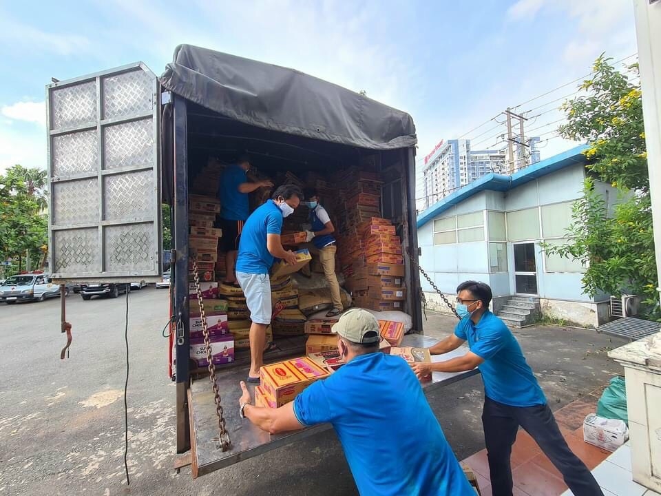 Cán bộ Công đoàn Bình Dương không ngại vất vả hỗ trợ nhu yếu phẩm cho người lao động Cán bộ Công đoàn Bình Dương không ngại vất vả hỗ trợ nhu yếu phẩm cho người lao động