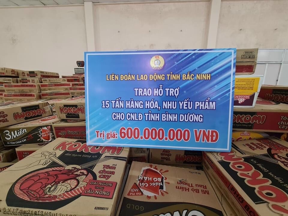 Cán bộ Công đoàn Bình Dương không ngại vất vả hỗ trợ nhu yếu phẩm cho người lao động Cán bộ Công đoàn Bình Dương không ngại vất vả hỗ trợ nhu yếu phẩm cho người lao động