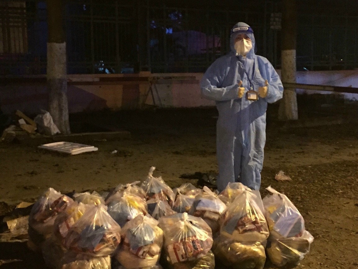 Cán bộ Công đoàn Bình Dương không ngại vất vả hỗ trợ nhu yếu phẩm cho người lao động Cán bộ Công đoàn Bình Dương không ngại vất vả hỗ trợ nhu yếu phẩm cho người lao động