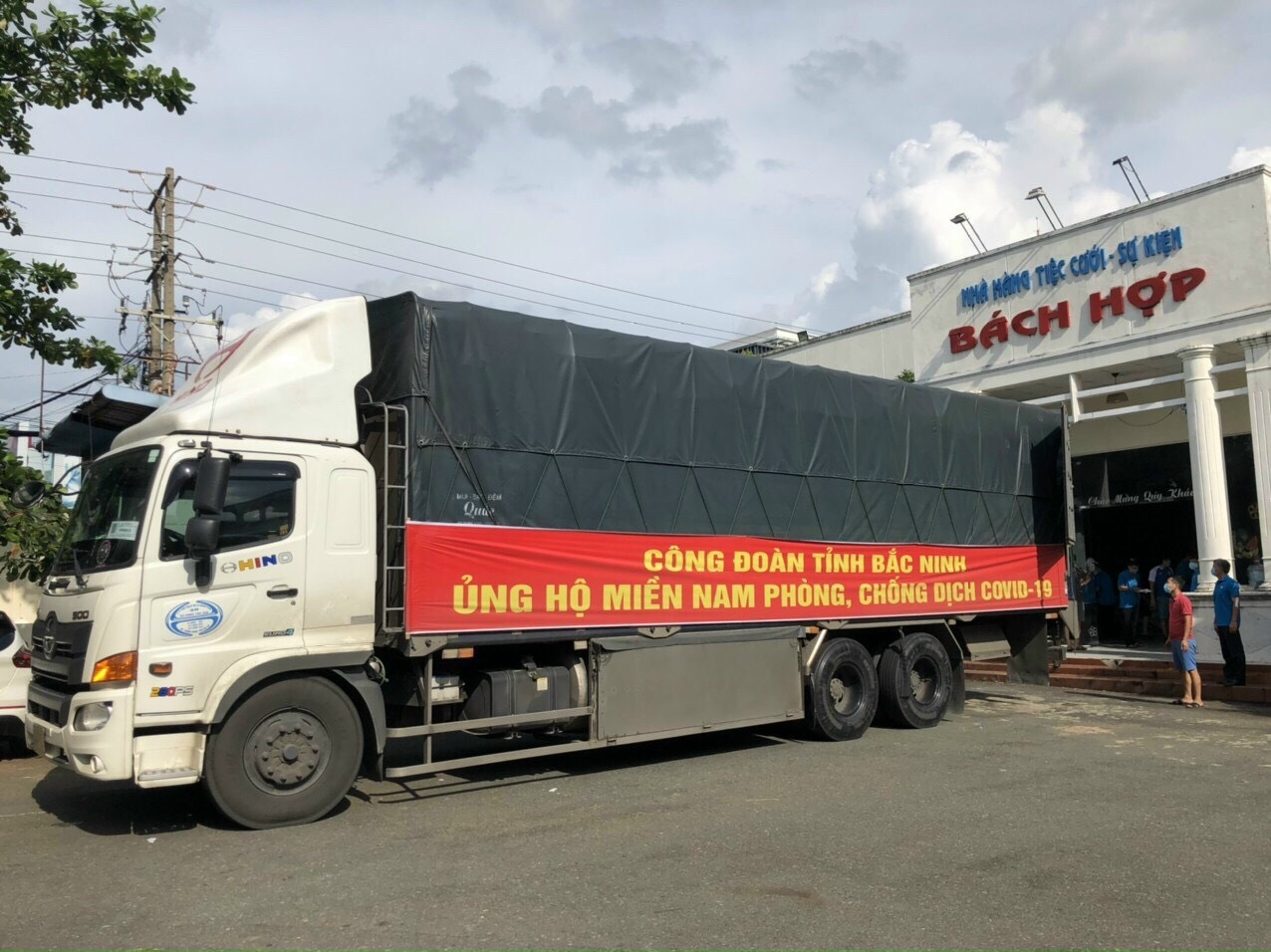 Cán bộ Công đoàn Bình Dương không ngại vất vả hỗ trợ nhu yếu phẩm cho người lao động Cán bộ Công đoàn Bình Dương không ngại vất vả hỗ trợ nhu yếu phẩm cho người lao động