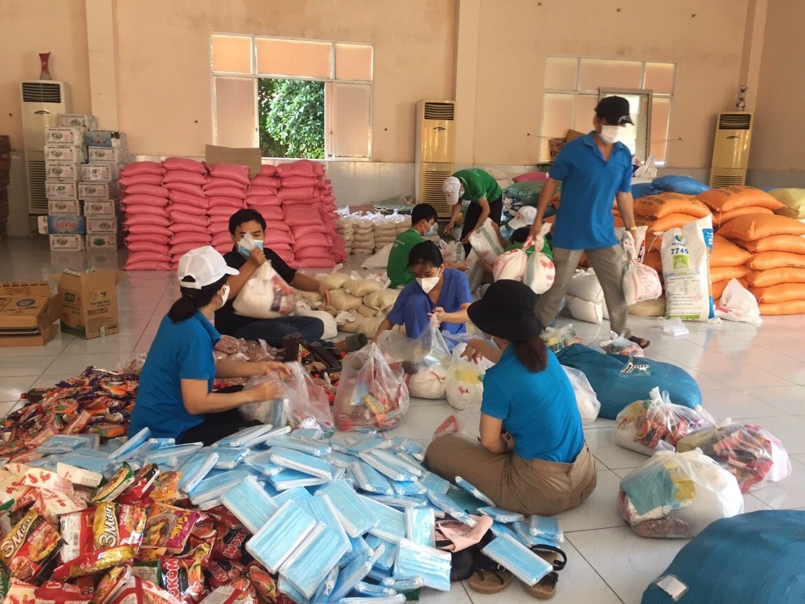 Cán bộ Công đoàn Bình Dương không ngại vất vả hỗ trợ nhu yếu phẩm cho người lao động Cán bộ Công đoàn Bình Dương không ngại vất vả hỗ trợ nhu yếu phẩm cho người lao động