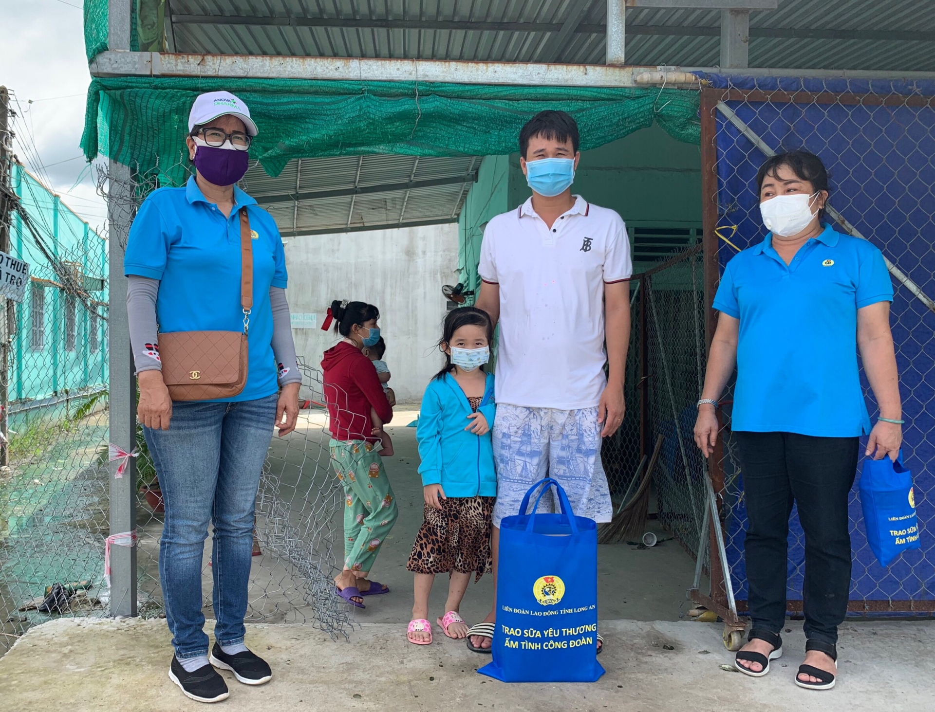 “Sữa yêu thương - ấm tình Công đoàn” dành tặng cho trẻ em và phụ nữ mang thai “Sữa yêu thương - ấm tình Công đoàn” dành tặng cho trẻ em và phụ nữ mang thai