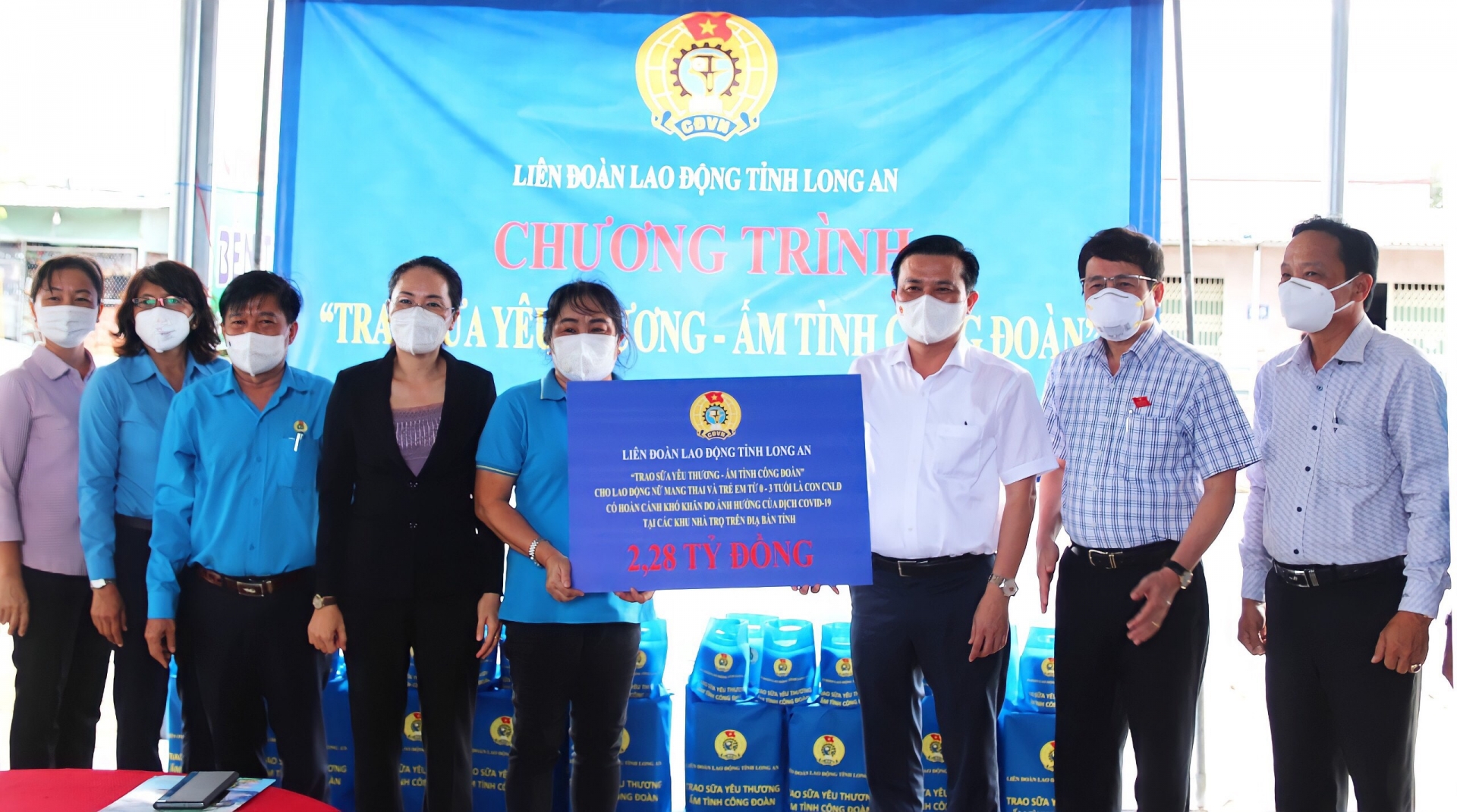 “Sữa yêu thương - ấm tình Công đoàn” dành tặng cho trẻ em và phụ nữ mang thai “Sữa yêu thương - ấm tình Công đoàn” dành tặng cho trẻ em và phụ nữ mang thai