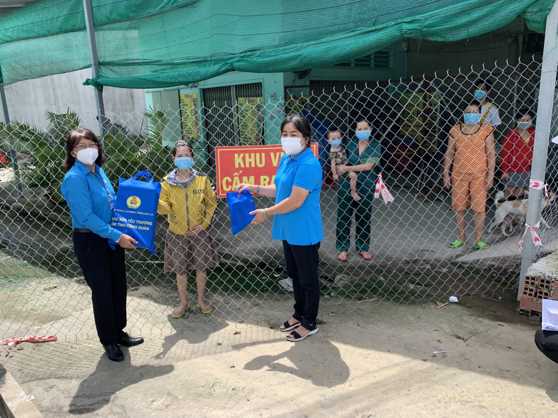 “Sữa yêu thương - ấm tình Công đoàn” dành tặng cho trẻ em và phụ nữ mang thai “Sữa yêu thương - ấm tình Công đoàn” dành tặng cho trẻ em và phụ nữ mang thai