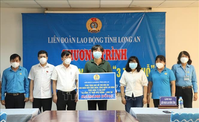 Bữa cơm công nhân “3 tại chỗ” thêm nhiều thịt, cá nhờ công đoàn hỗ trợ 1 triệu đồng