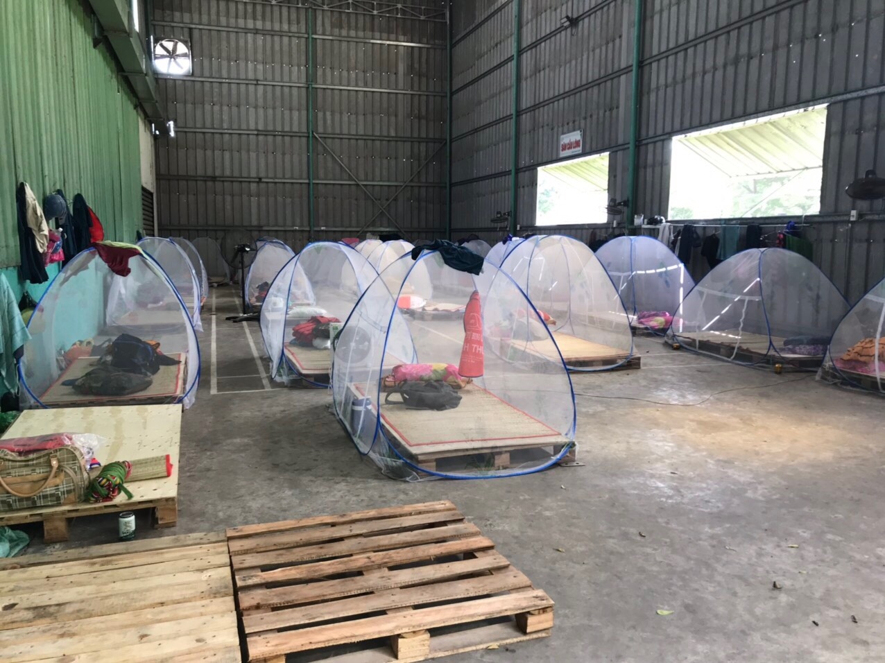 Bữa cơm công nhân “3 tại chỗ” thêm nhiều thịt, cá nhờ công đoàn hỗ trợ 1 triệu đồng