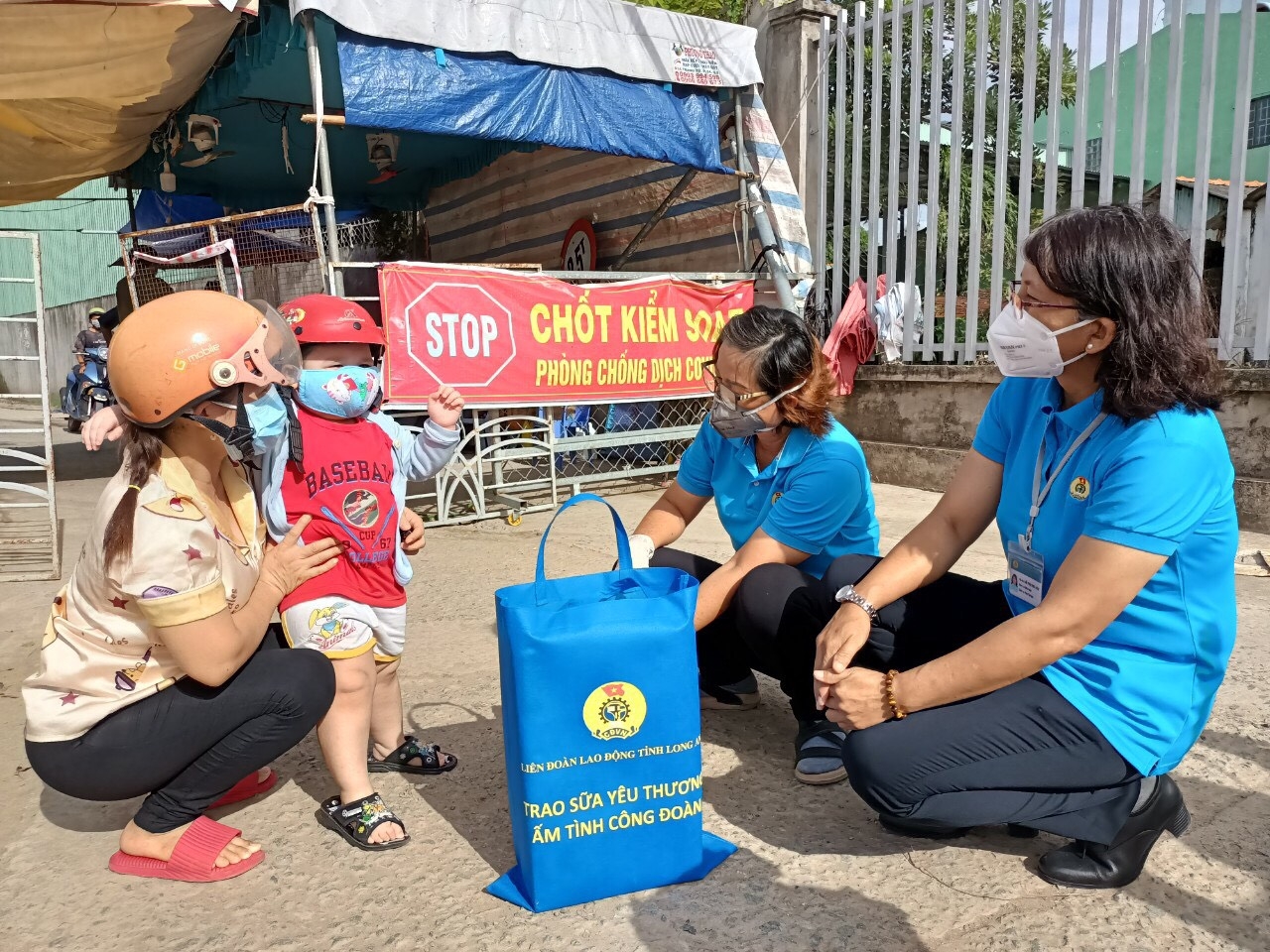 Gia đình công nhân xúc động khi được công đoàn tặng sữa cho con Gia đình công nhân xúc động khi được công đoàn tặng sữa cho con