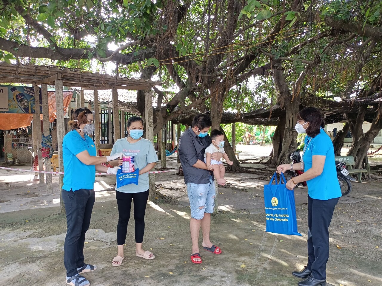 Gia đình công nhân xúc động khi được công đoàn tặng sữa cho con Gia đình công nhân xúc động khi được công đoàn tặng sữa cho con