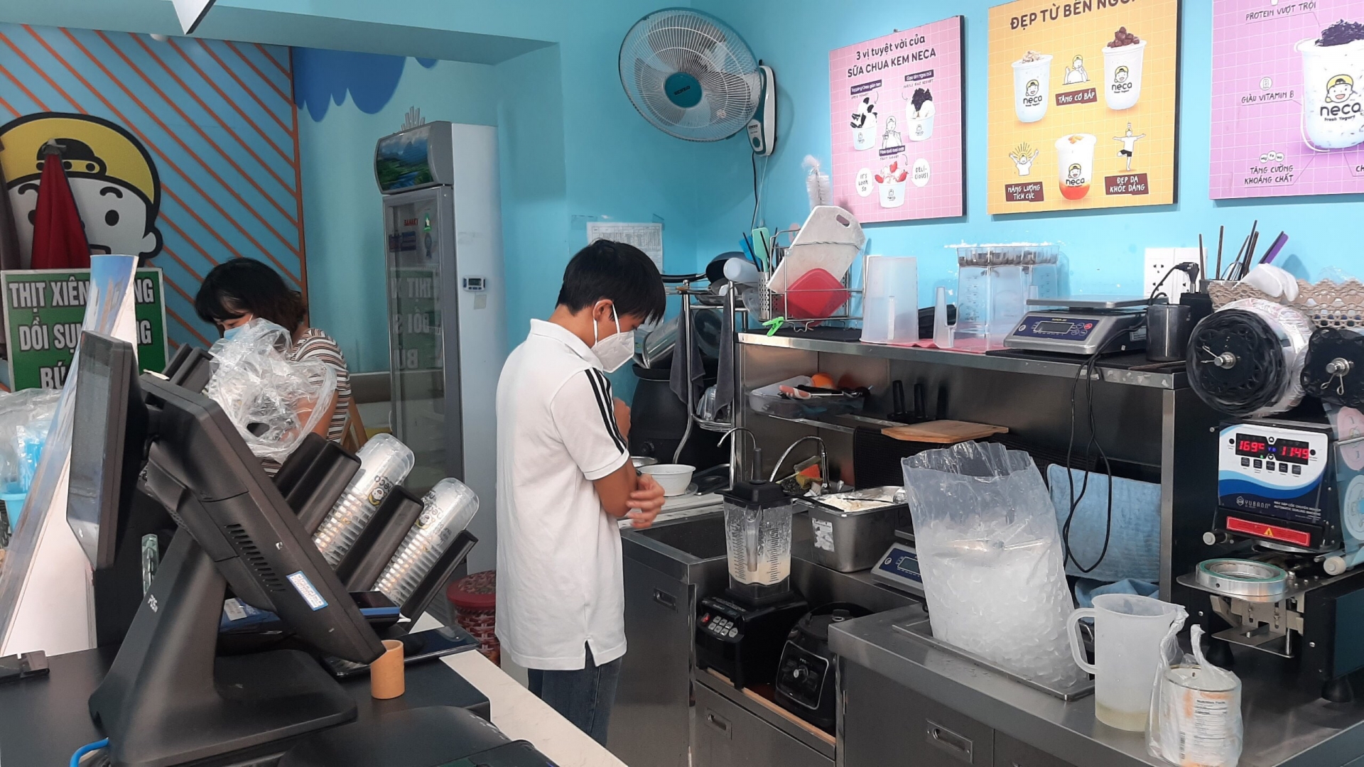 Ngày đầu tiên quận 7 mở cửa hoạt động thí điểm sau thời gian dài vì dịch bệnh Covid -19