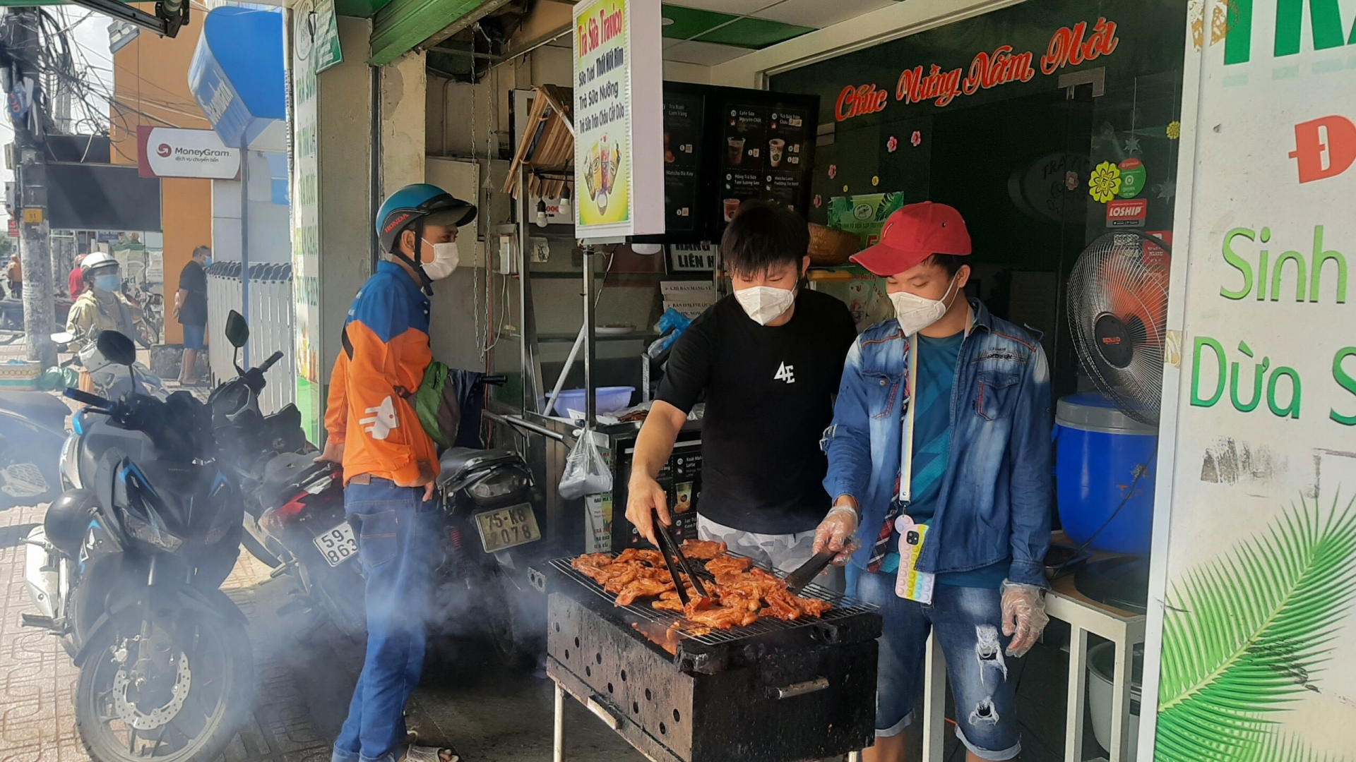 Ngày đầu tiên quận 7 mở cửa hoạt động thí điểm sau thời gian dài vì dịch bệnh Covid -19