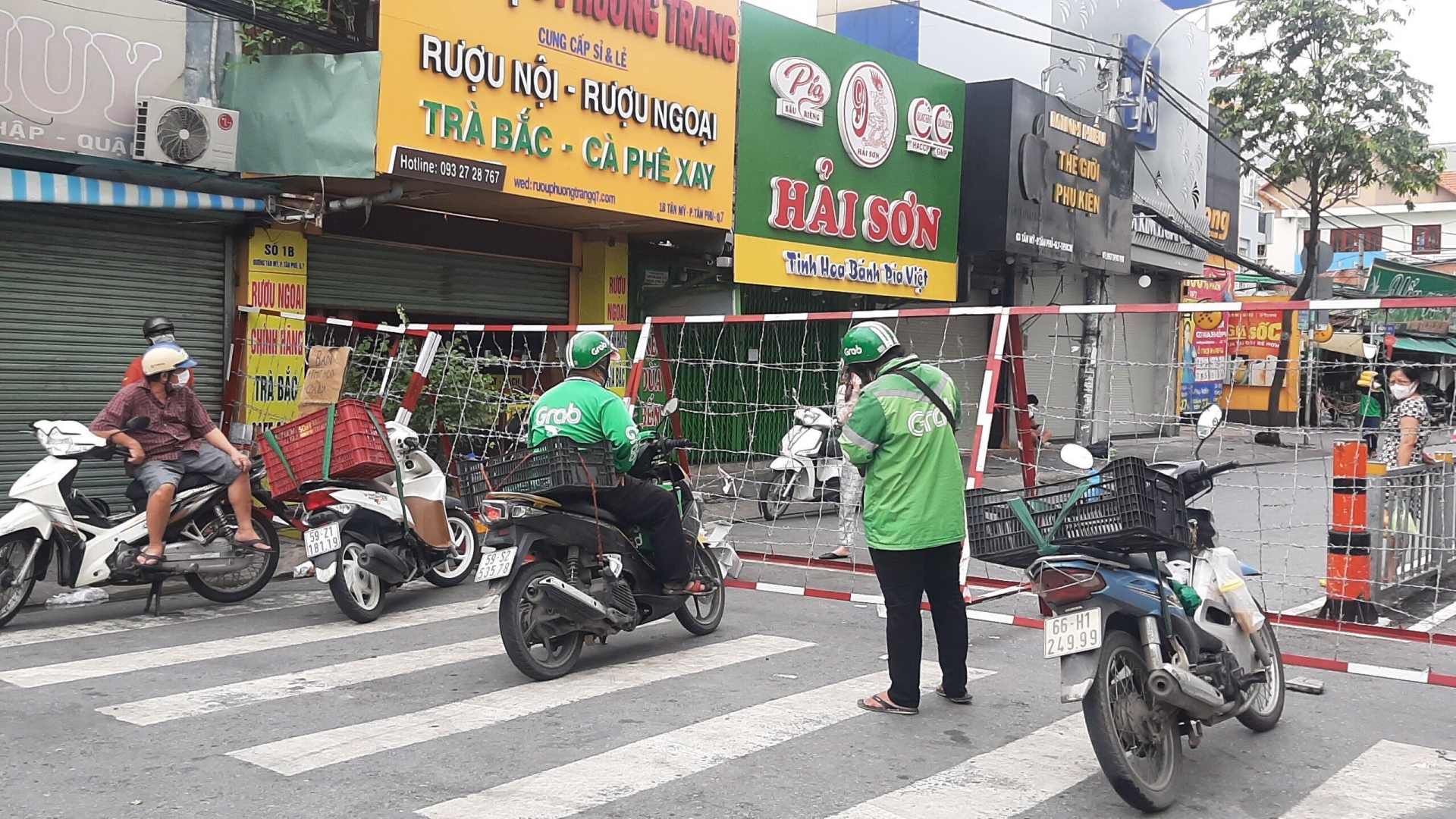 Ngày đầu tiên quận 7 mở cửa hoạt động thí điểm sau thời gian dài vì dịch bệnh Covid -19