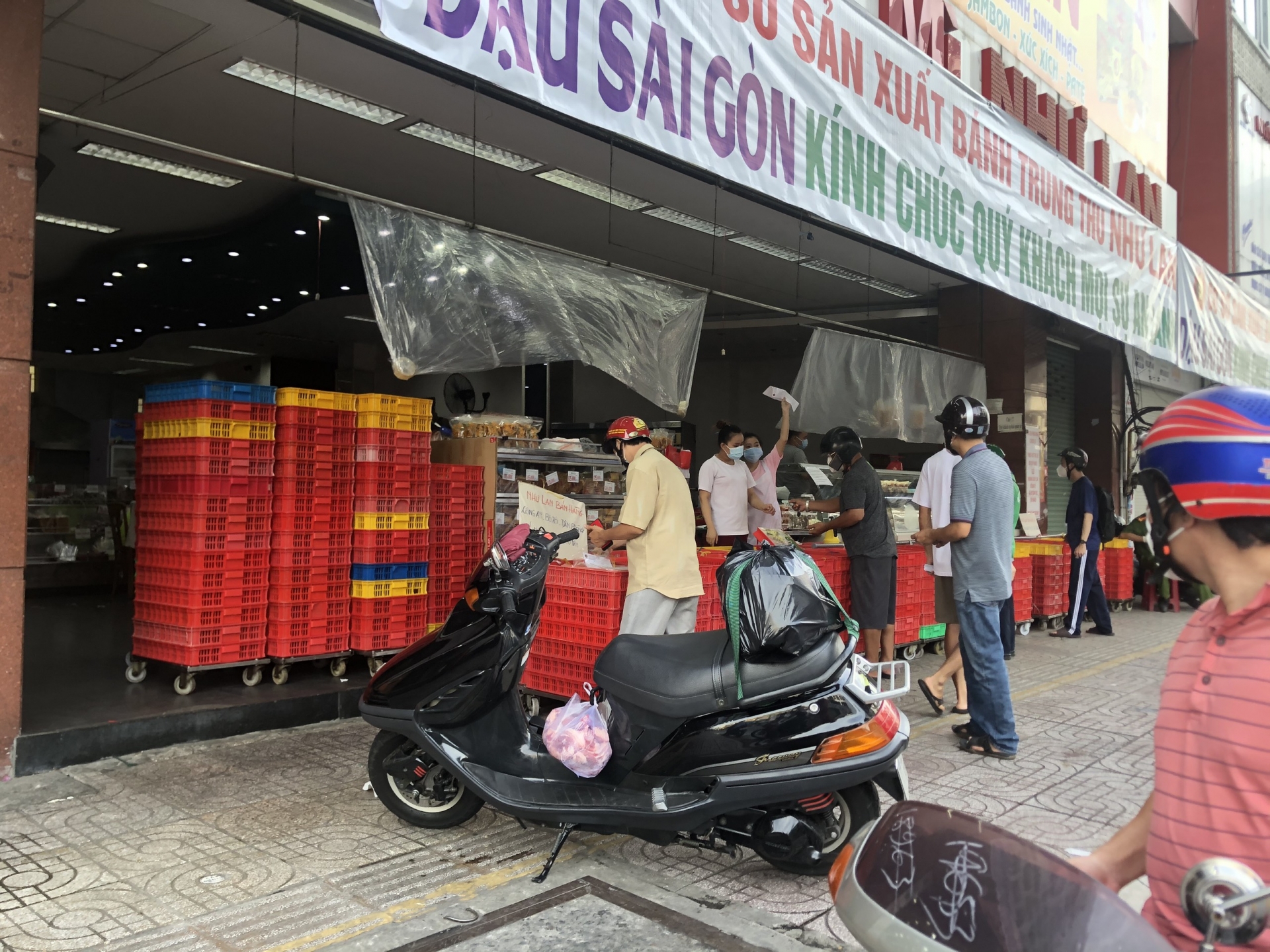 Ngày đầu tiên quận 7 mở cửa hoạt động thí điểm sau thời gian dài vì dịch bệnh Covid -19