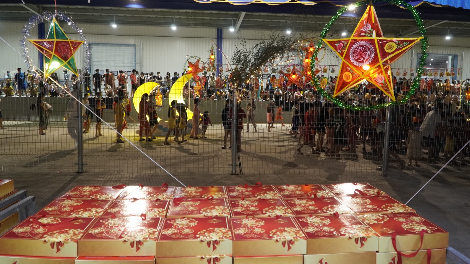 Trung thu đặc biệt của hơn 1200 em nhỏ đang điều trị Covid-19 tại Bình Dương