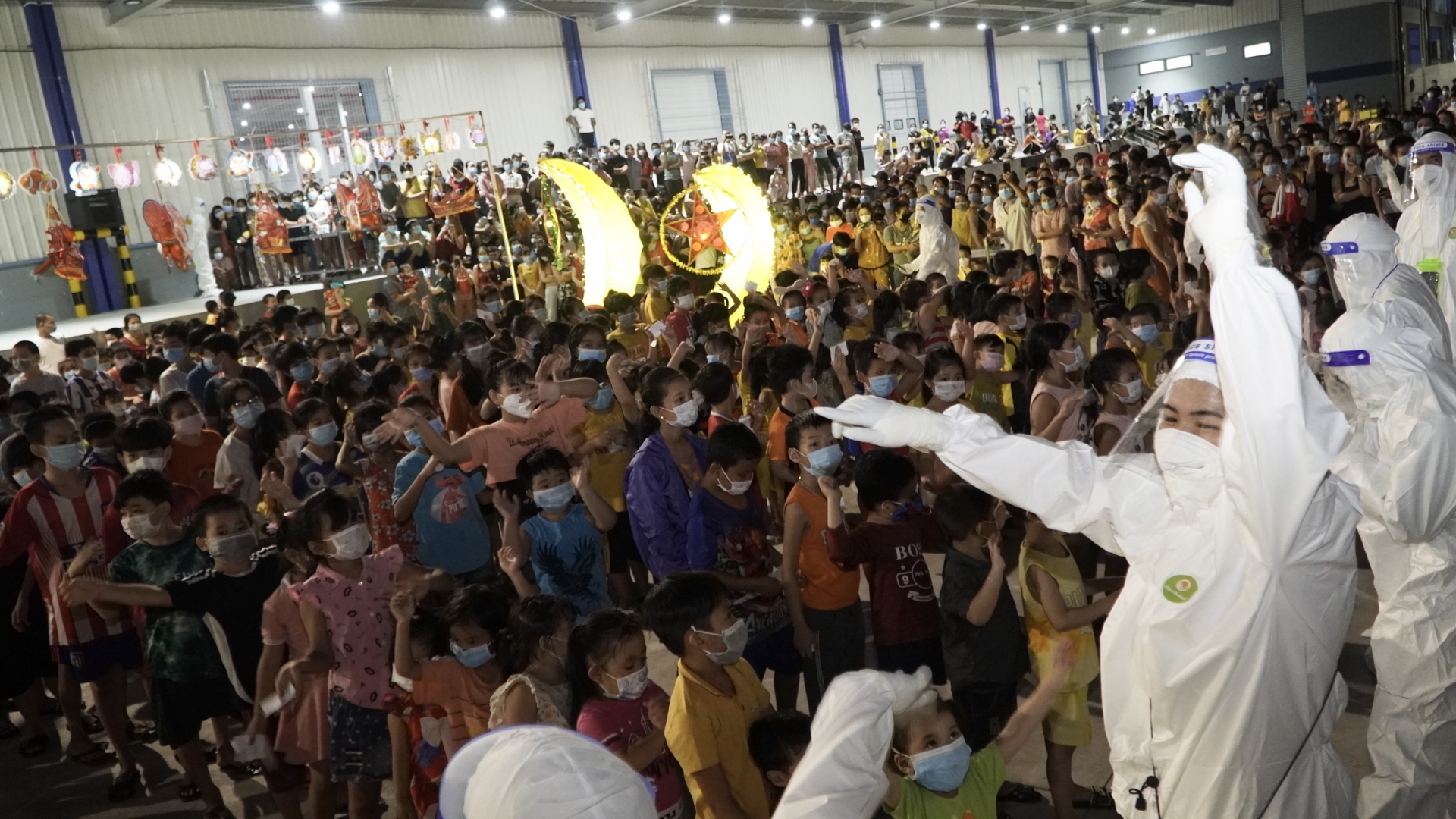 Trung thu đặc biệt của hơn 1200 em nhỏ đang điều trị Covid-19 tại Bình Dương