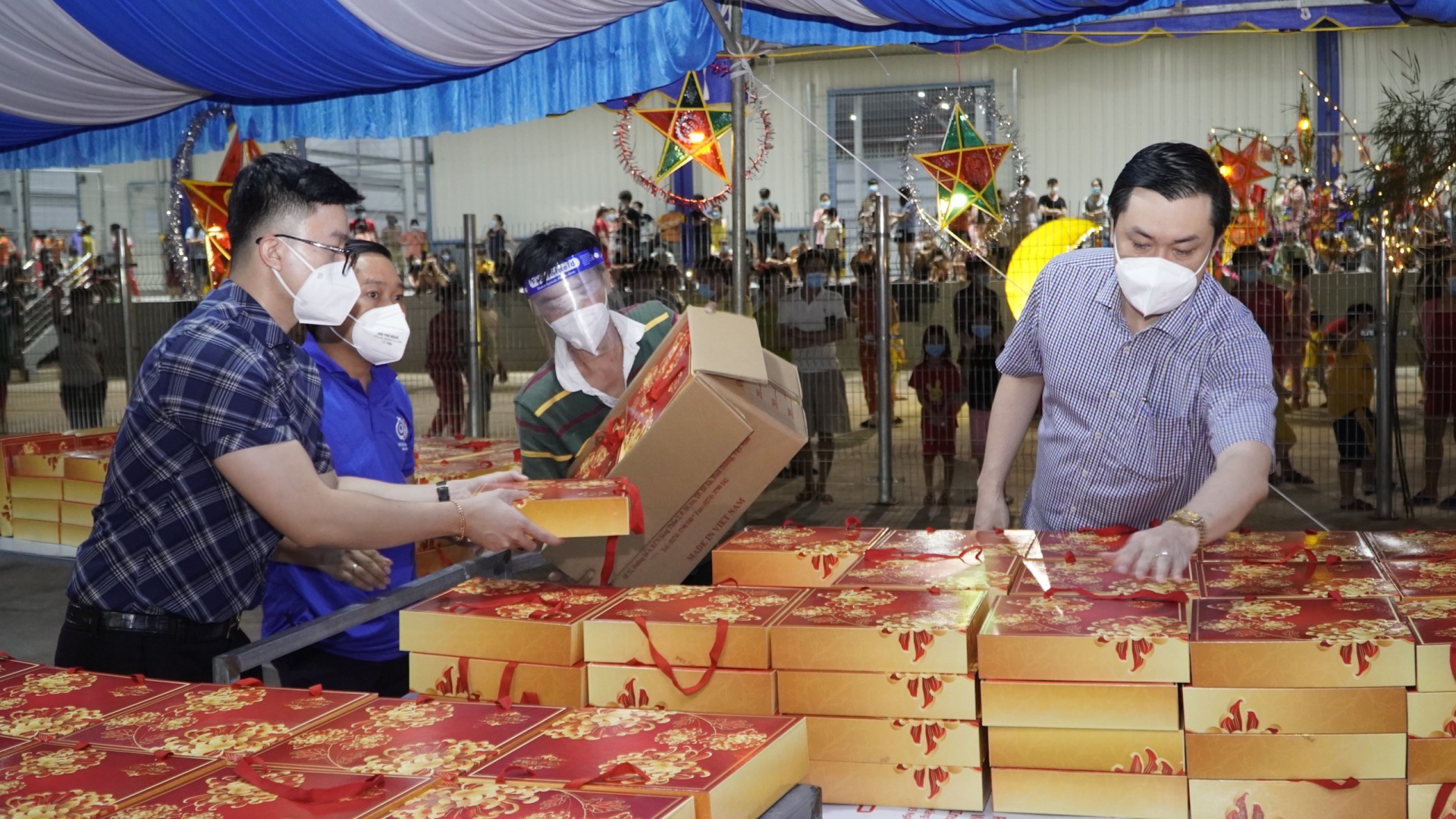 Trung thu đặc biệt của hơn 1200 em nhỏ đang điều trị Covid-19 tại Bình Dương