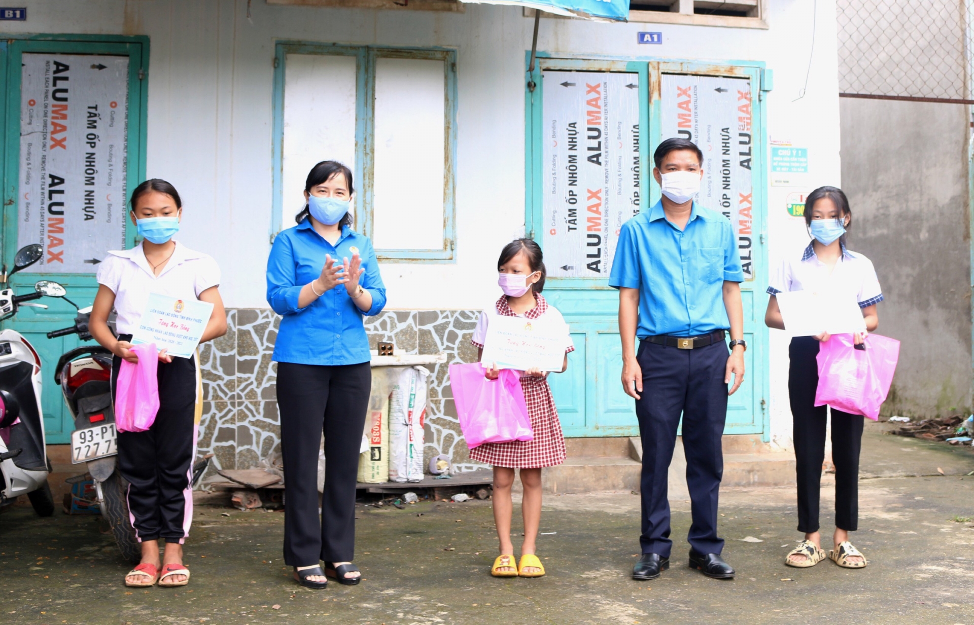 Trung thu đặc biệt trong mùa dịch cho con em công nhân tại Bình Phước Trung thu đặc biệt trong mùa dịch cho con em công nhân tại Bình Phước