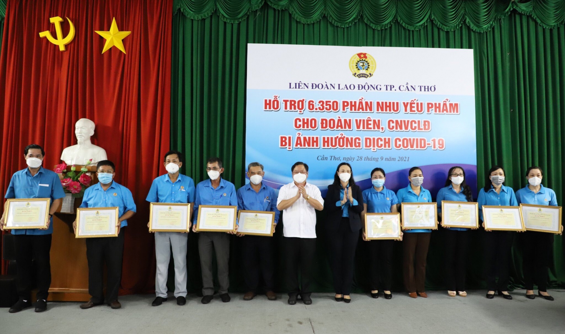 Công đoàn Cần Thơ hỗ trợ hàng nghìn phần quà cho người lao động khó khăn Công đoàn Cần Thơ hỗ trợ hàng nghìn phần quà cho người lao động khó khăn