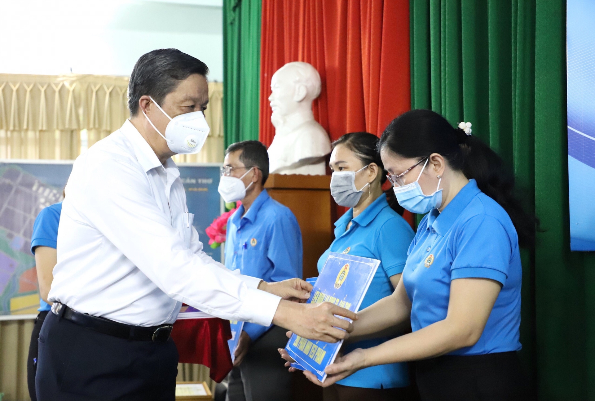 Công đoàn Cần Thơ hỗ trợ hàng nghìn phần quà cho người lao động khó khăn Công đoàn Cần Thơ hỗ trợ hàng nghìn phần quà cho người lao động khó khăn