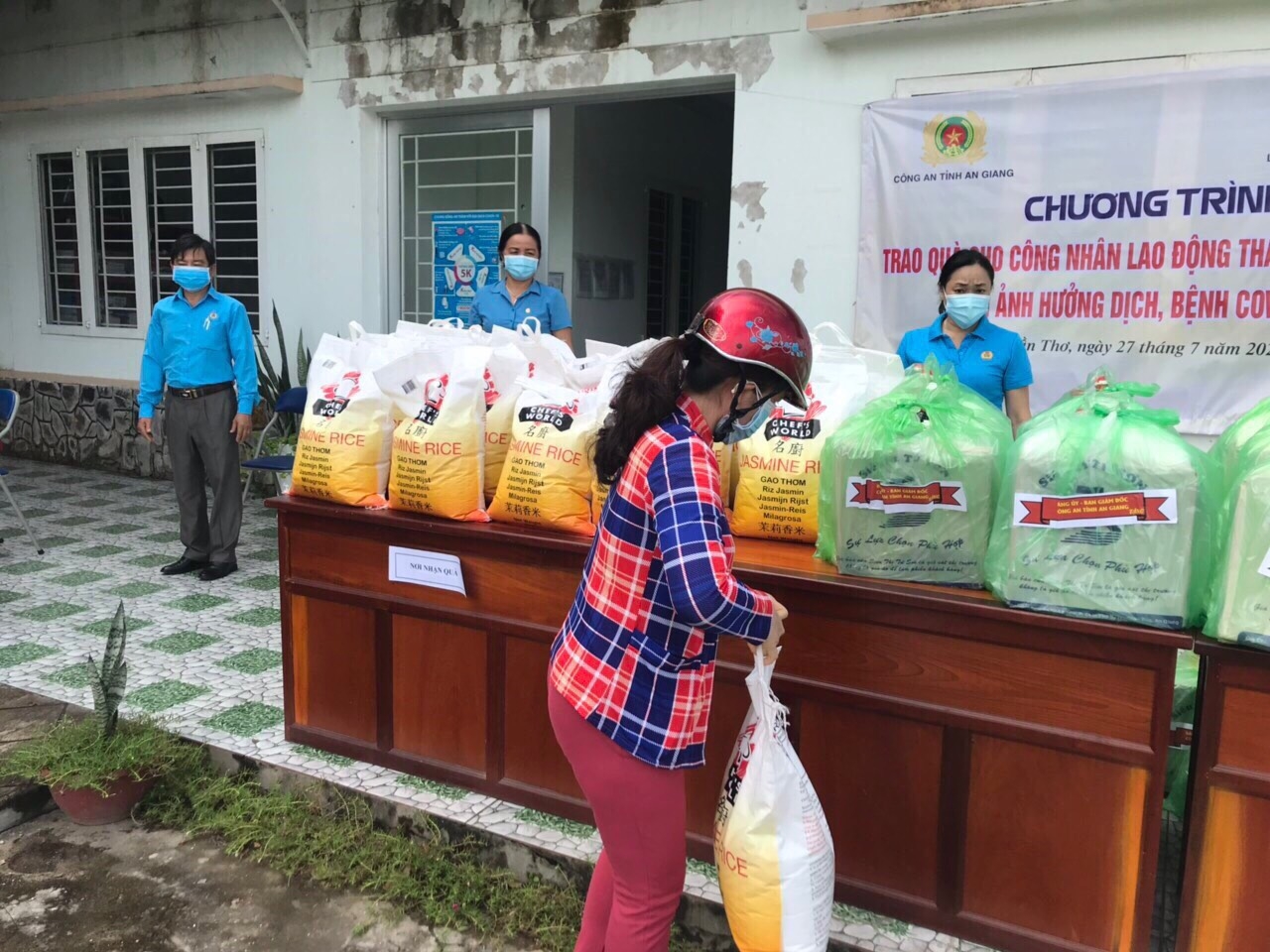 Công đoàn Cần Thơ hỗ trợ hàng nghìn phần quà cho người lao động khó khăn Công đoàn Cần Thơ hỗ trợ hàng nghìn phần quà cho người lao động khó khăn