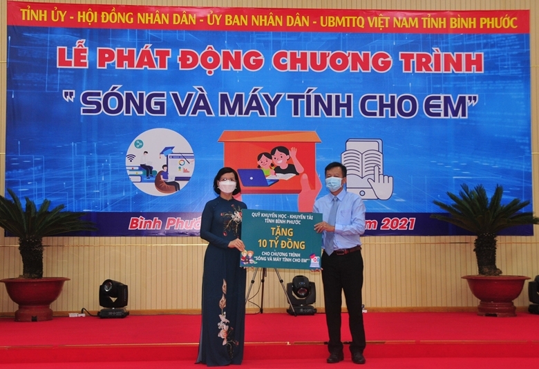 Chương trình“Sóng và máy tính cho em” tiếp nhận hơn 25 tỷ đồng khi phát động