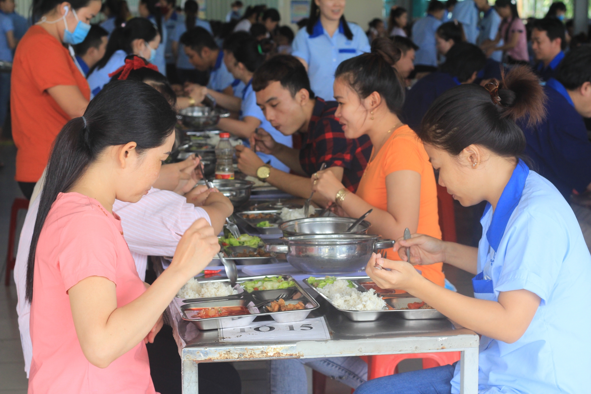 Bữa ăn ca 18.000 đồng và sự quan tâm của công đoàn đến với người lao động Bữa ăn ca 18.000 đồng và sự quan tâm của công đoàn đến với người lao động