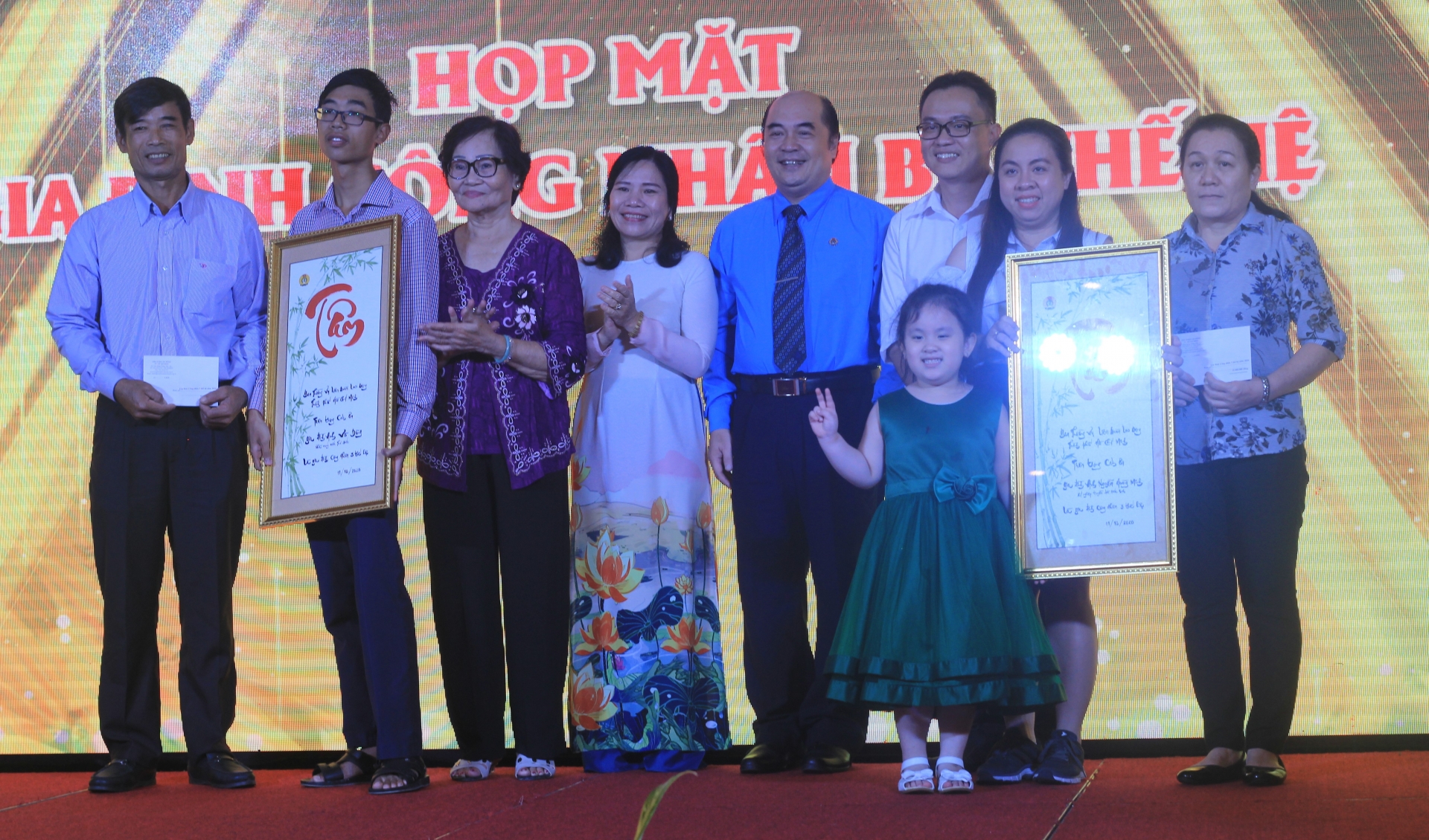 Xúc động giây phúc tri ân 21 gia đình ba thế hệ làm công nhân Xúc động giây phúc tri ân 21 gia đình ba thế hệ làm công nhân