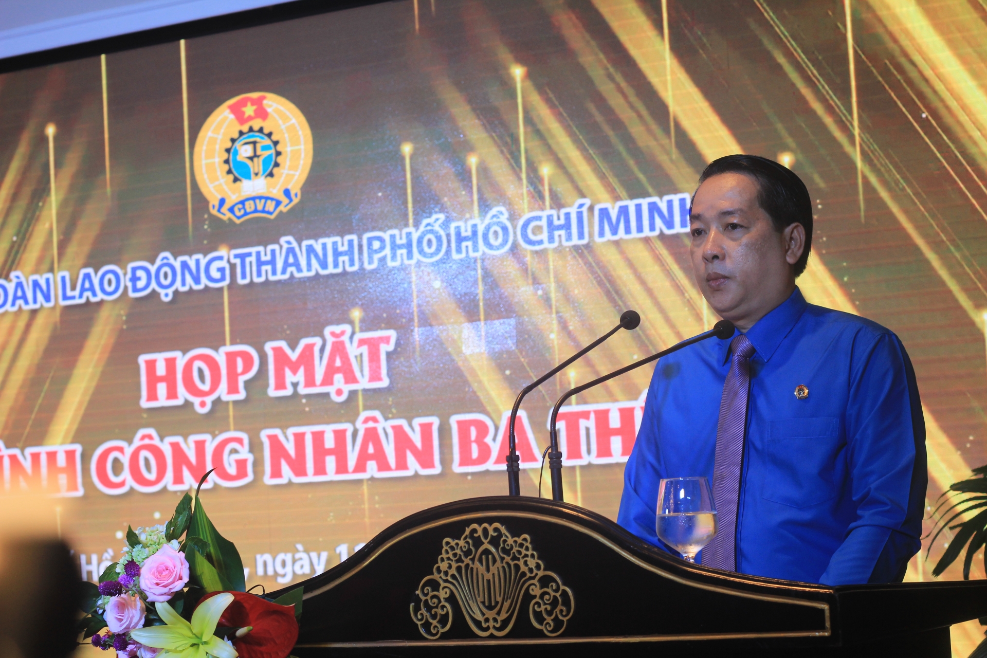 Xúc động giây phúc tri ân 21 gia đình ba thế hệ làm công nhân Xúc động giây phúc tri ân 21 gia đình ba thế hệ làm công nhân