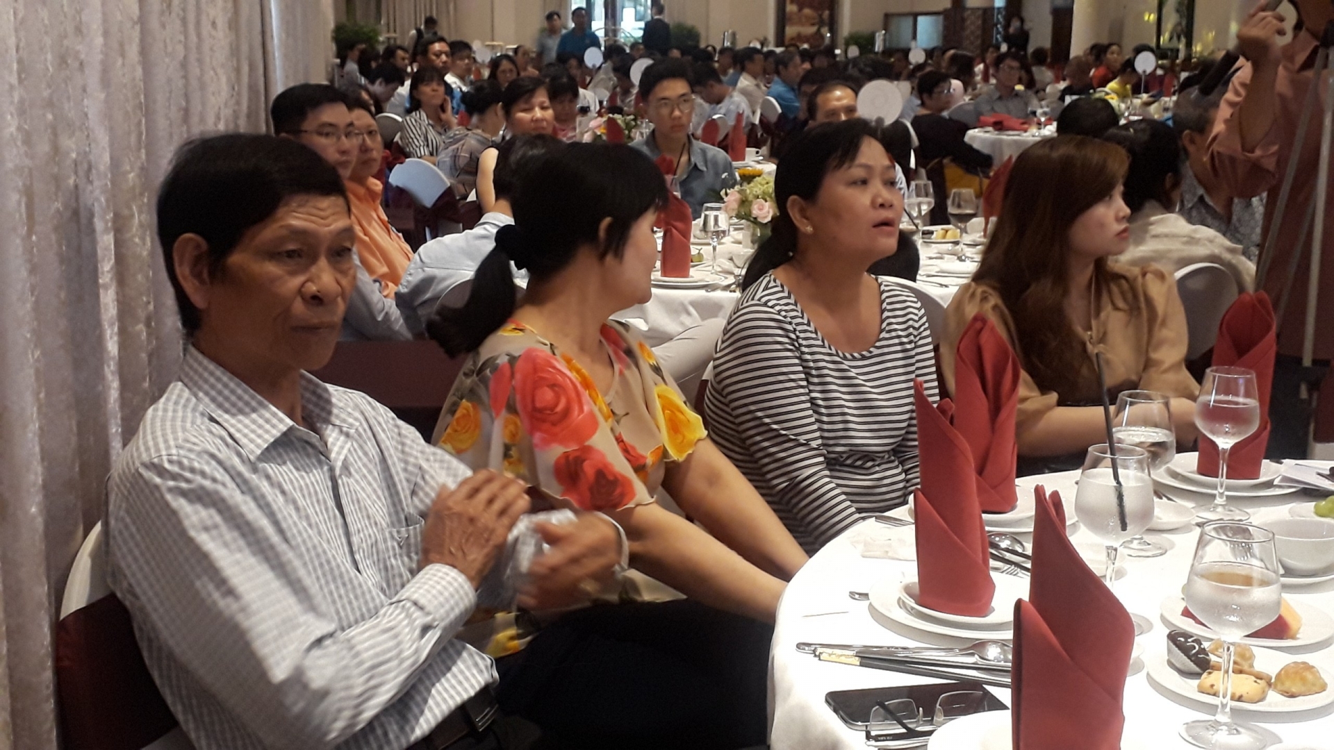 Xúc động giây phúc tri ân 21 gia đình ba thế hệ làm công nhân Xúc động giây phúc tri ân 21 gia đình ba thế hệ làm công nhân